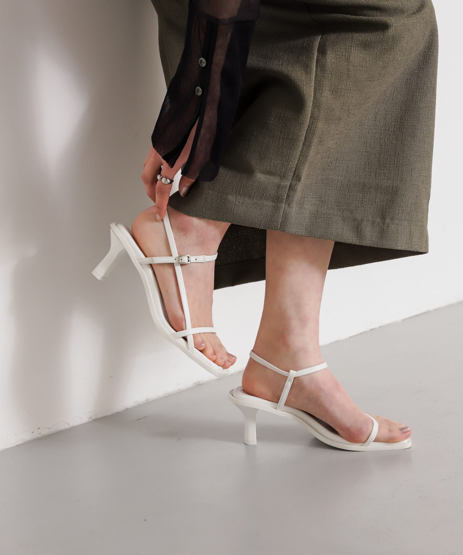 ワイドスクエアストラップサンダル WHITE M