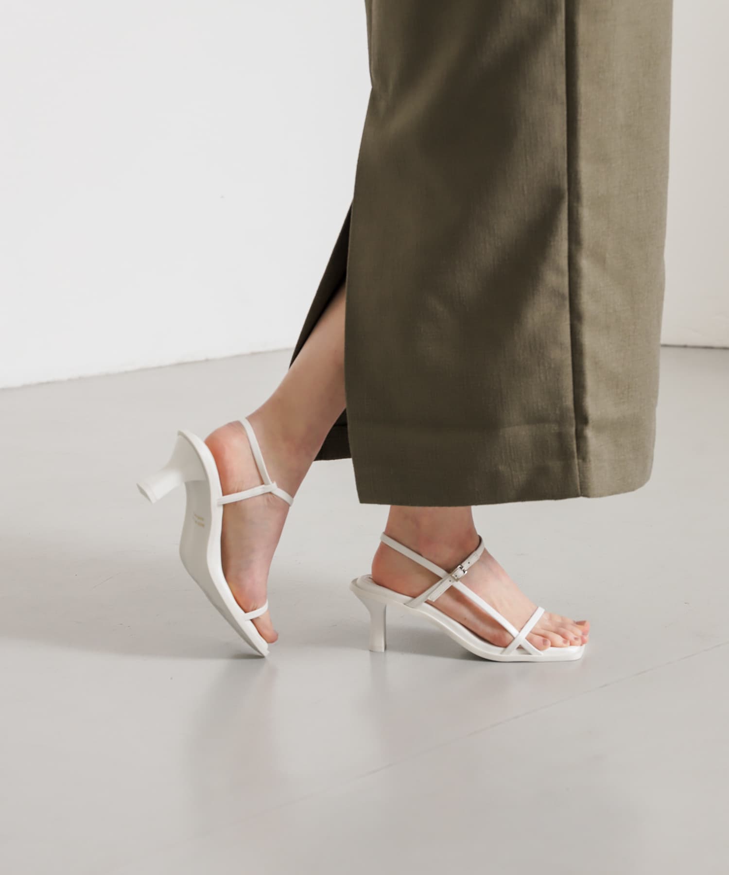 ワイドスクエアストラップサンダル WHITE M