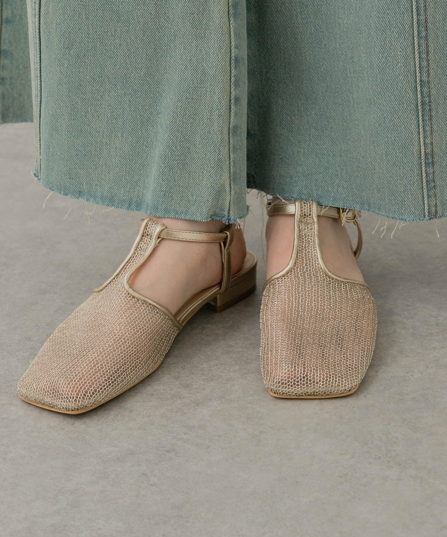 Tストラップメッシュサンダル