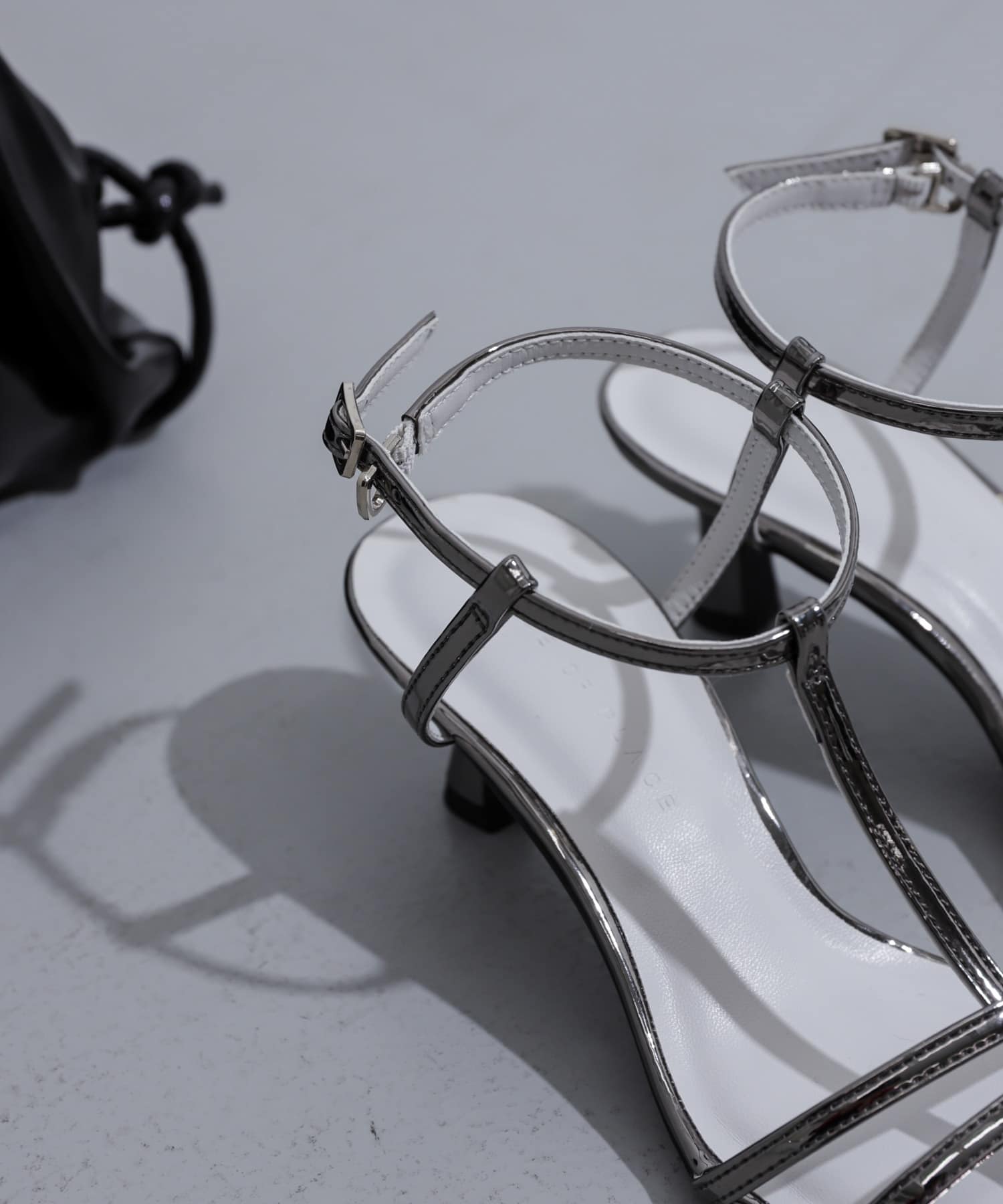 エナメルストラップサンダル CHARCOAL M