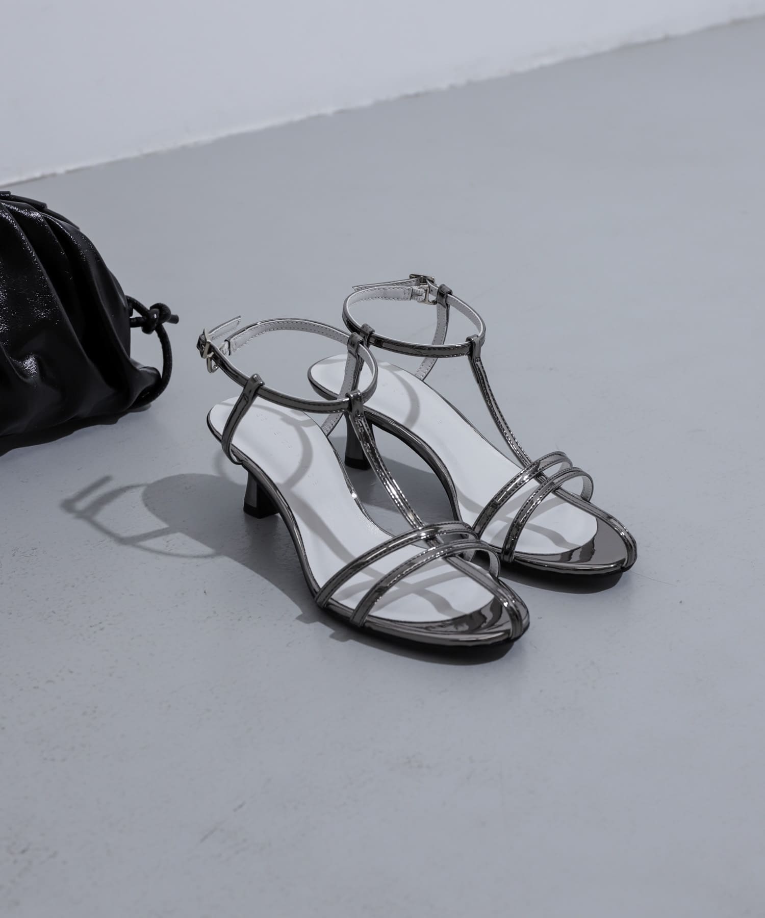 エナメルストラップサンダル CHARCOAL M