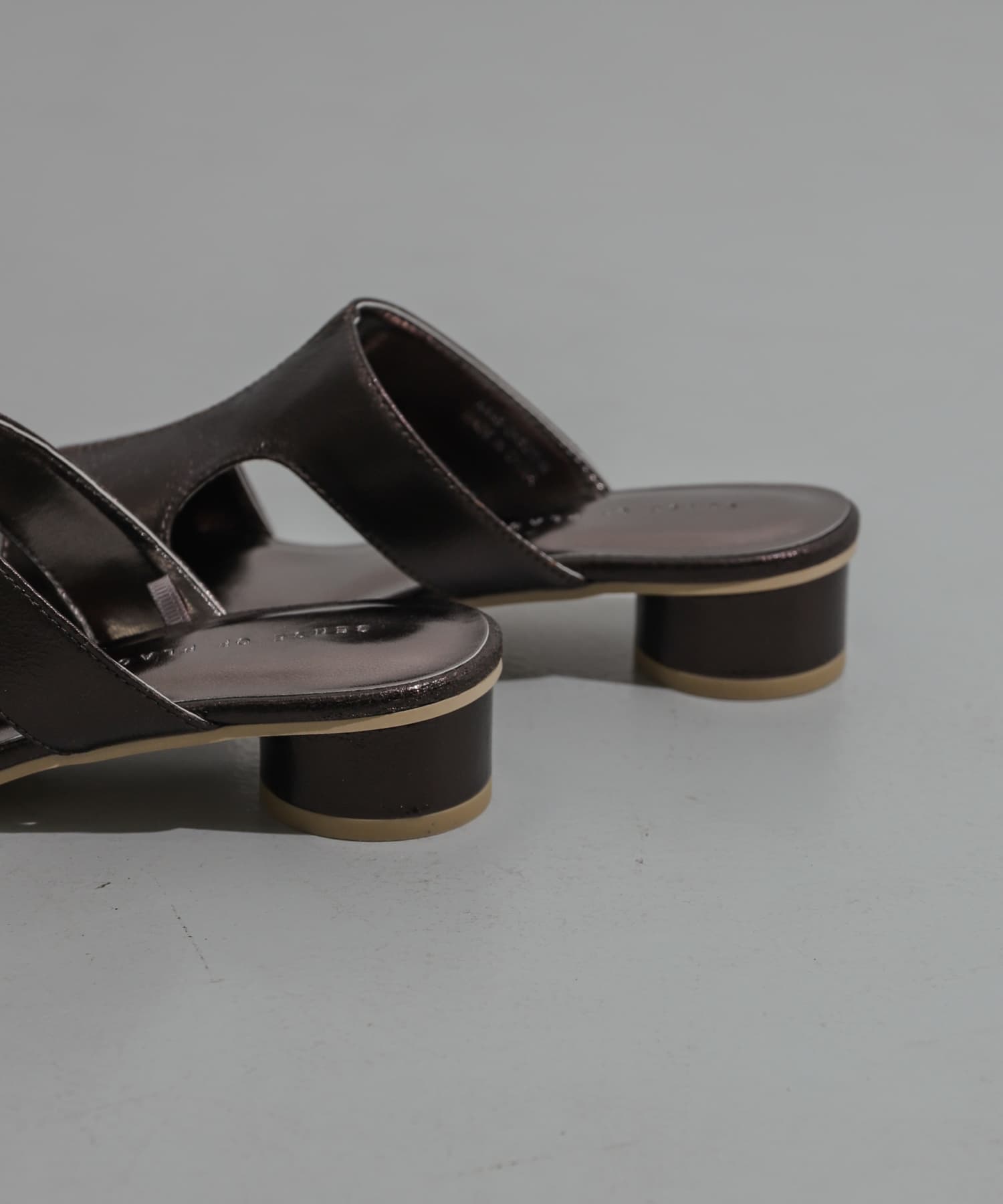 カットアウトメタリックミュール CHARCOAL S