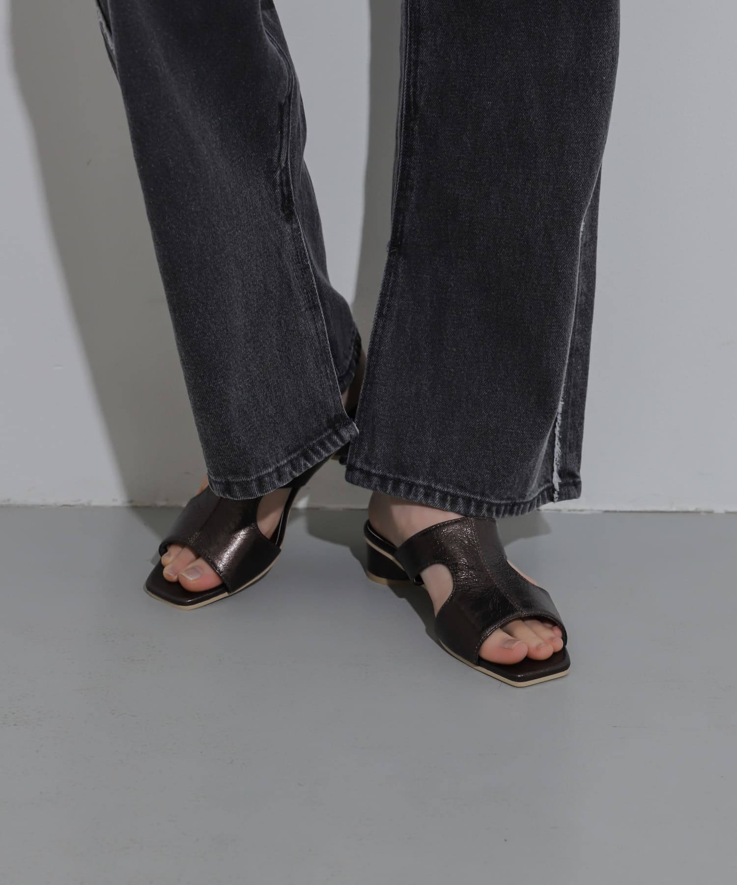 カットアウトメタリックミュール CHARCOAL M