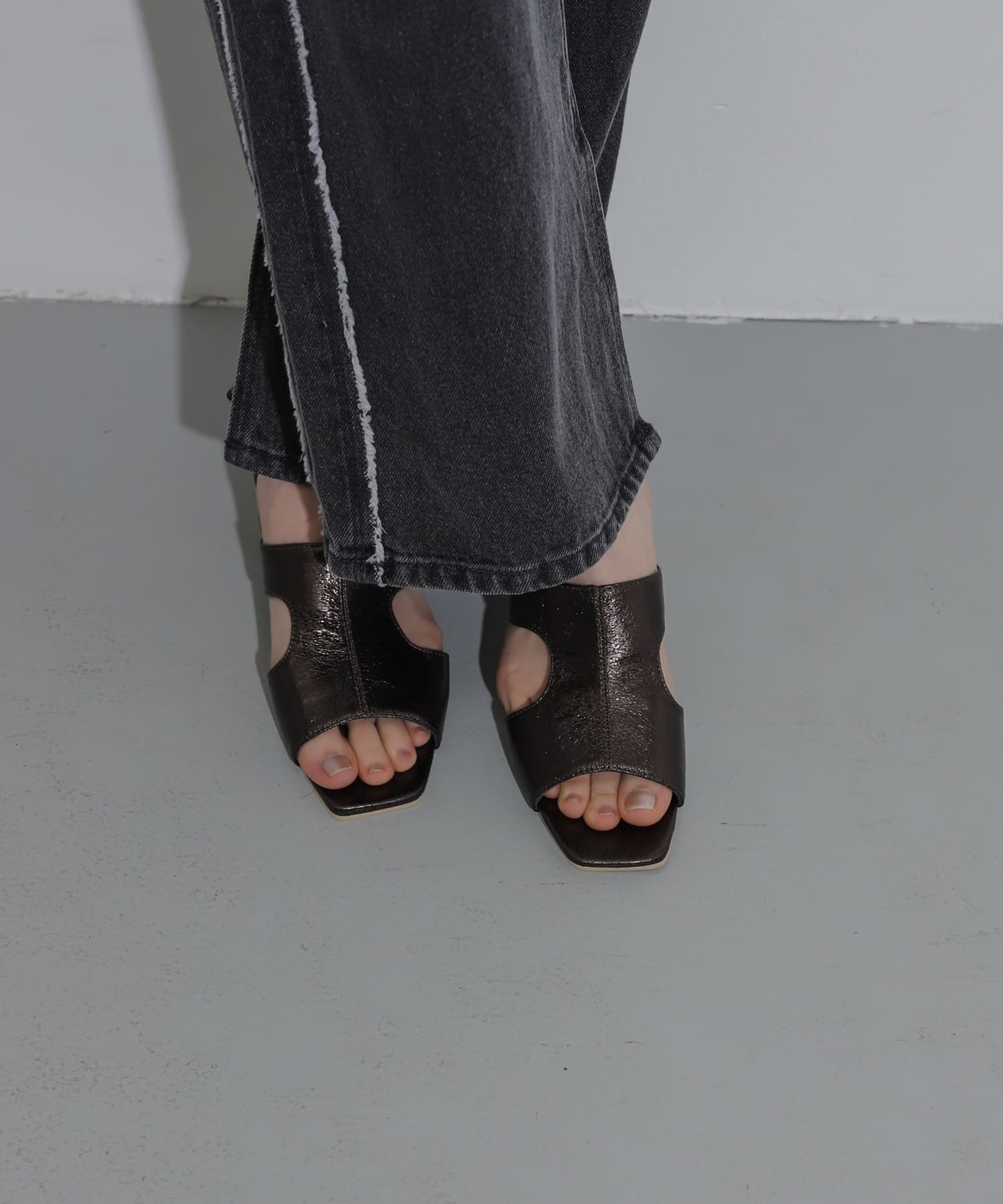 カットアウトメタリックミュール CHARCOAL M