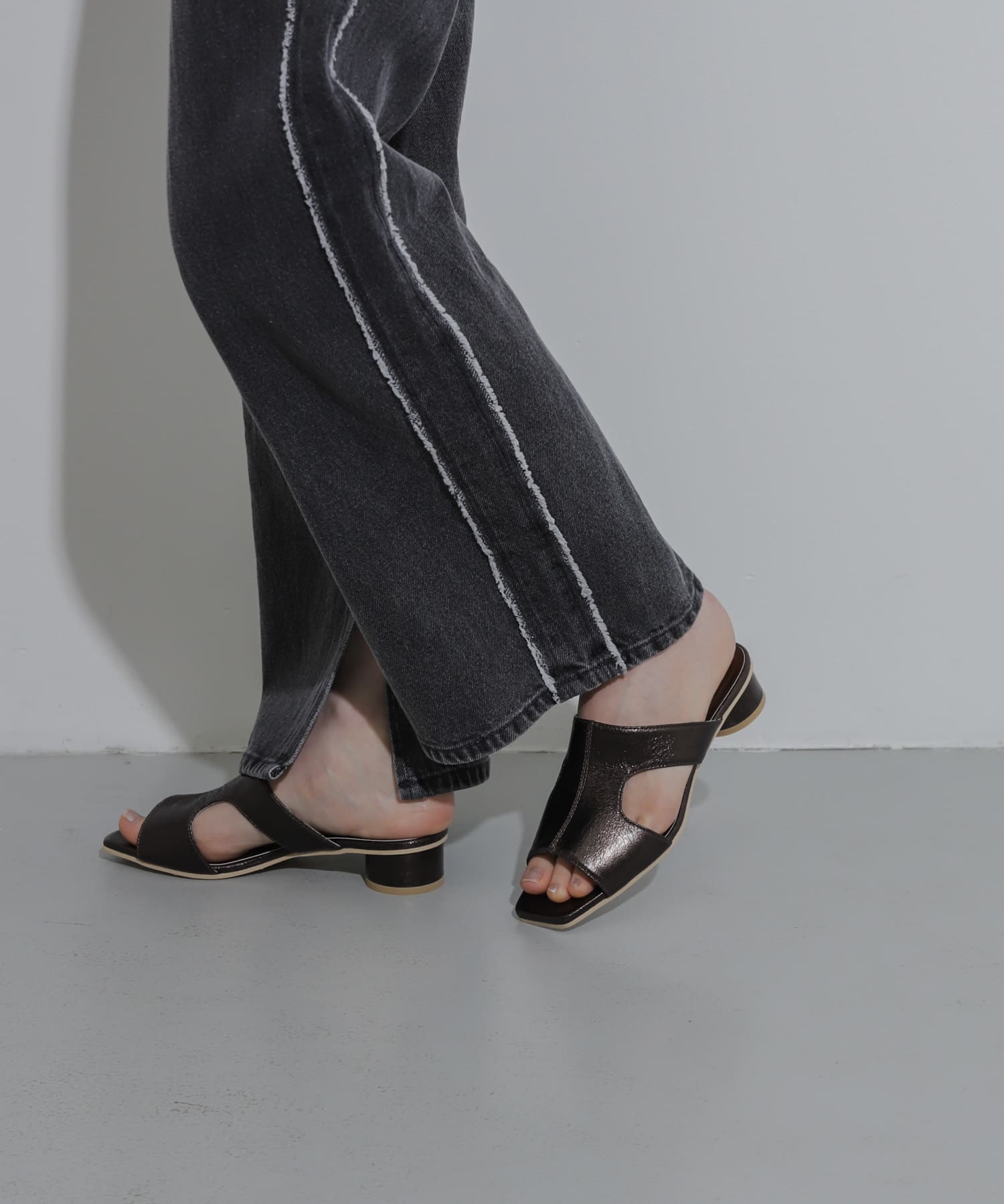 カットアウトメタリックミュール CHARCOAL M