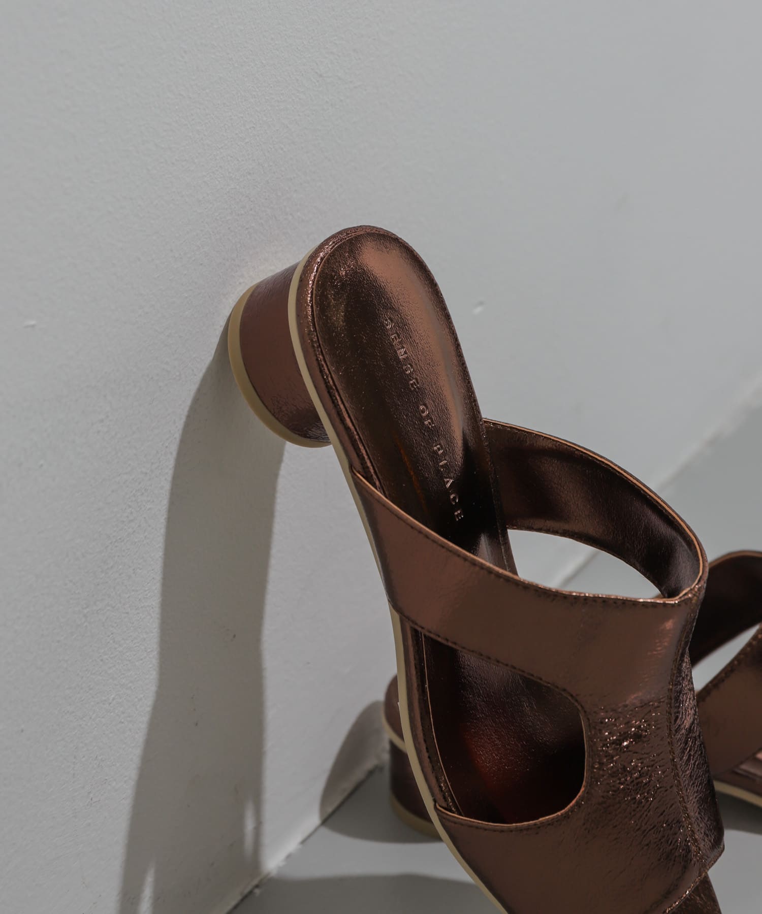 カットアウトメタリックミュール BROWN M