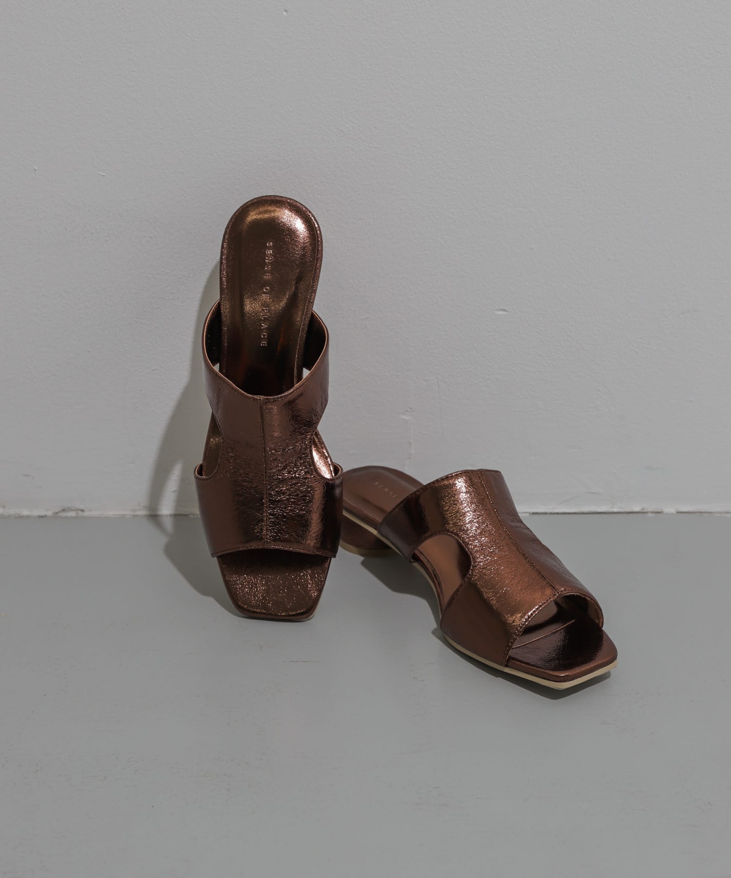 カットアウトメタリックミュール BROWN M