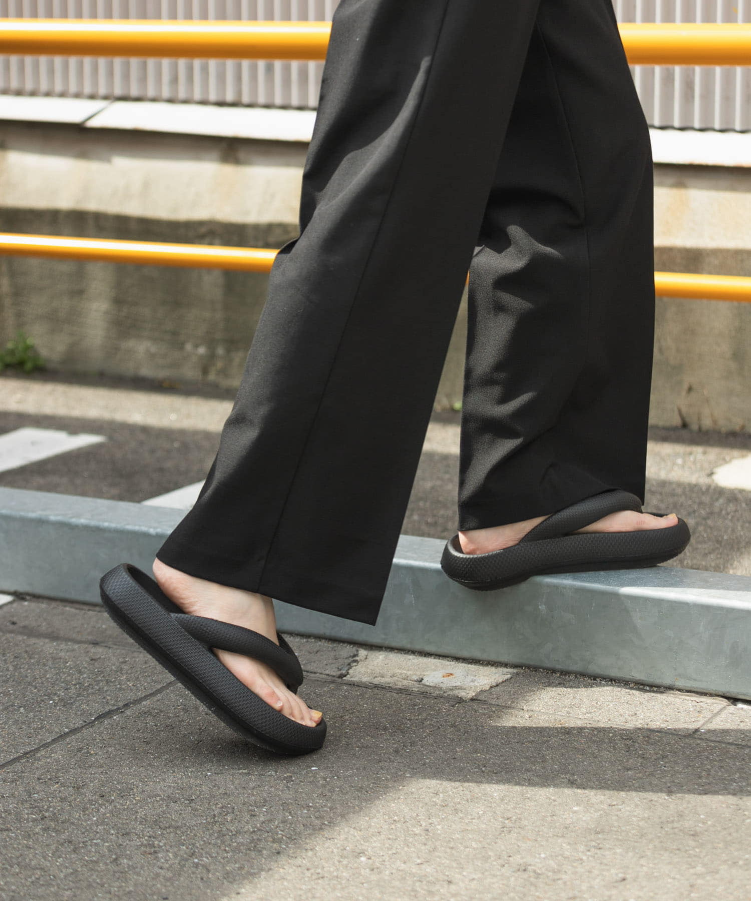 『WEB/一部店舗限定』トングクッションサンダル BLACK 23.5