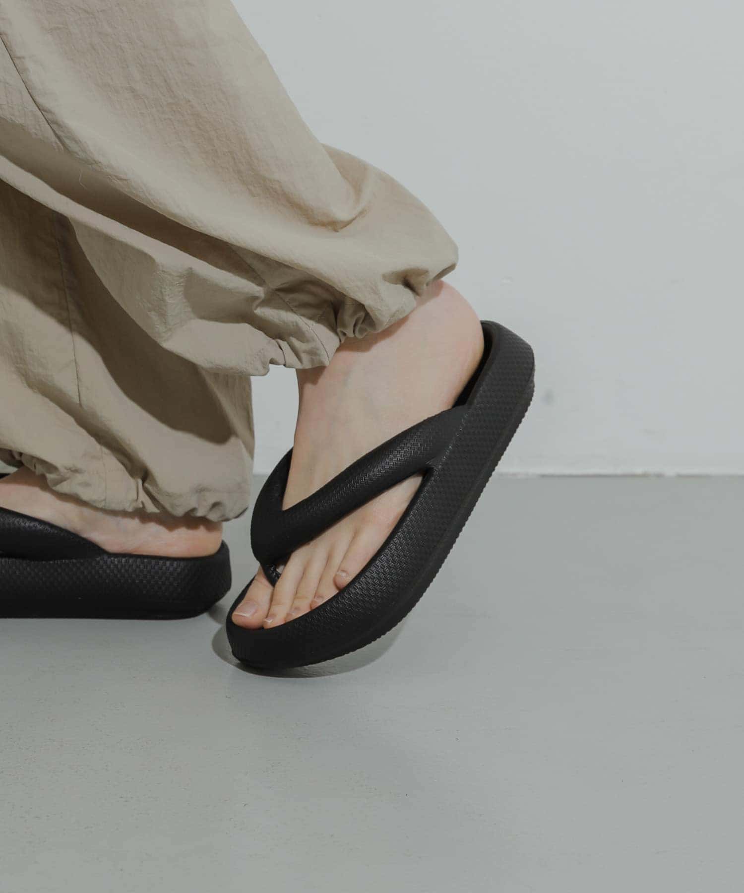『WEB/一部店舗限定』トングクッションサンダル BLACK 23.5