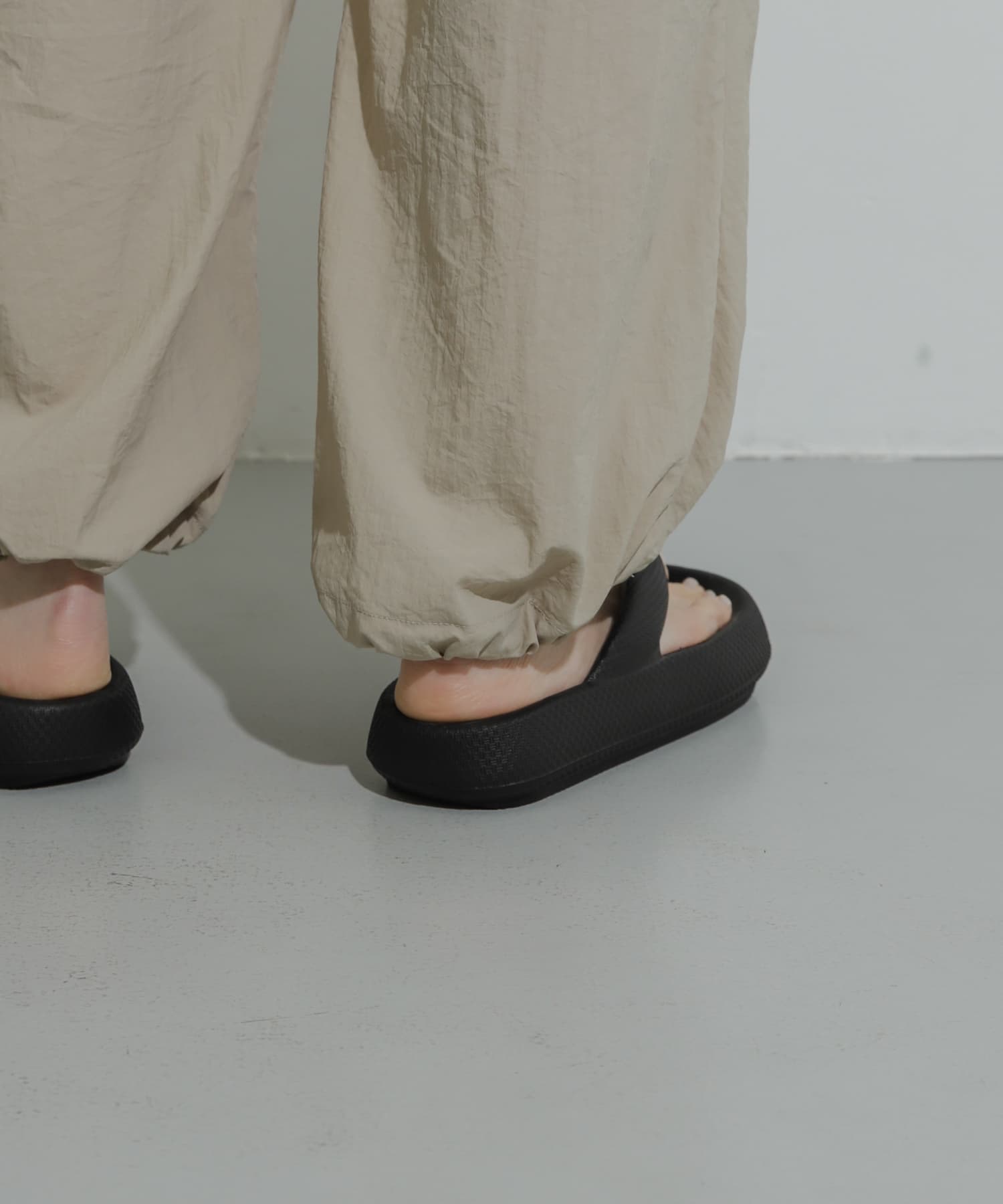 『WEB/一部店舗限定』トングクッションサンダル BLACK 23.5