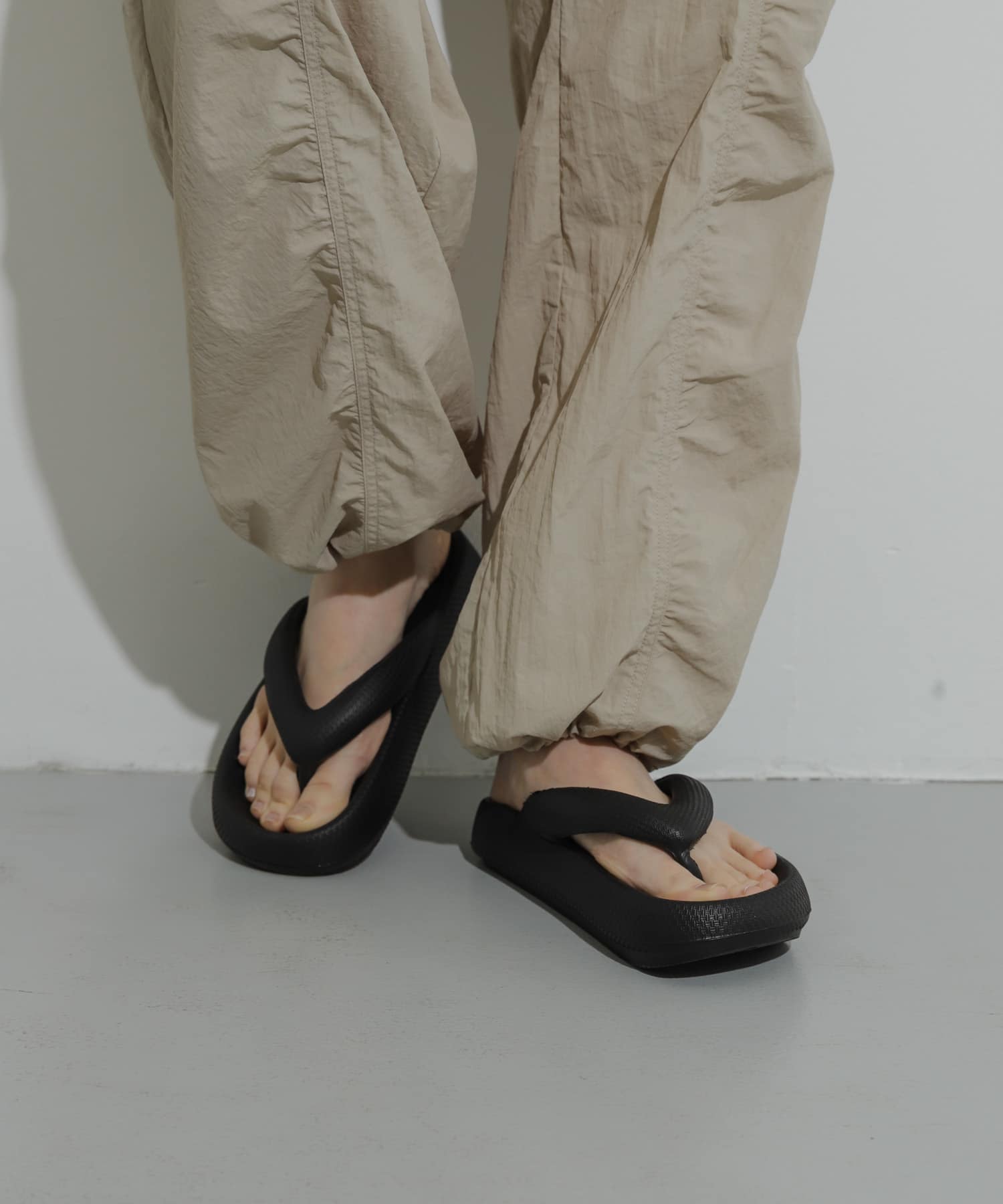 『WEB/一部店舗限定』トングクッションサンダル BLACK 24.5