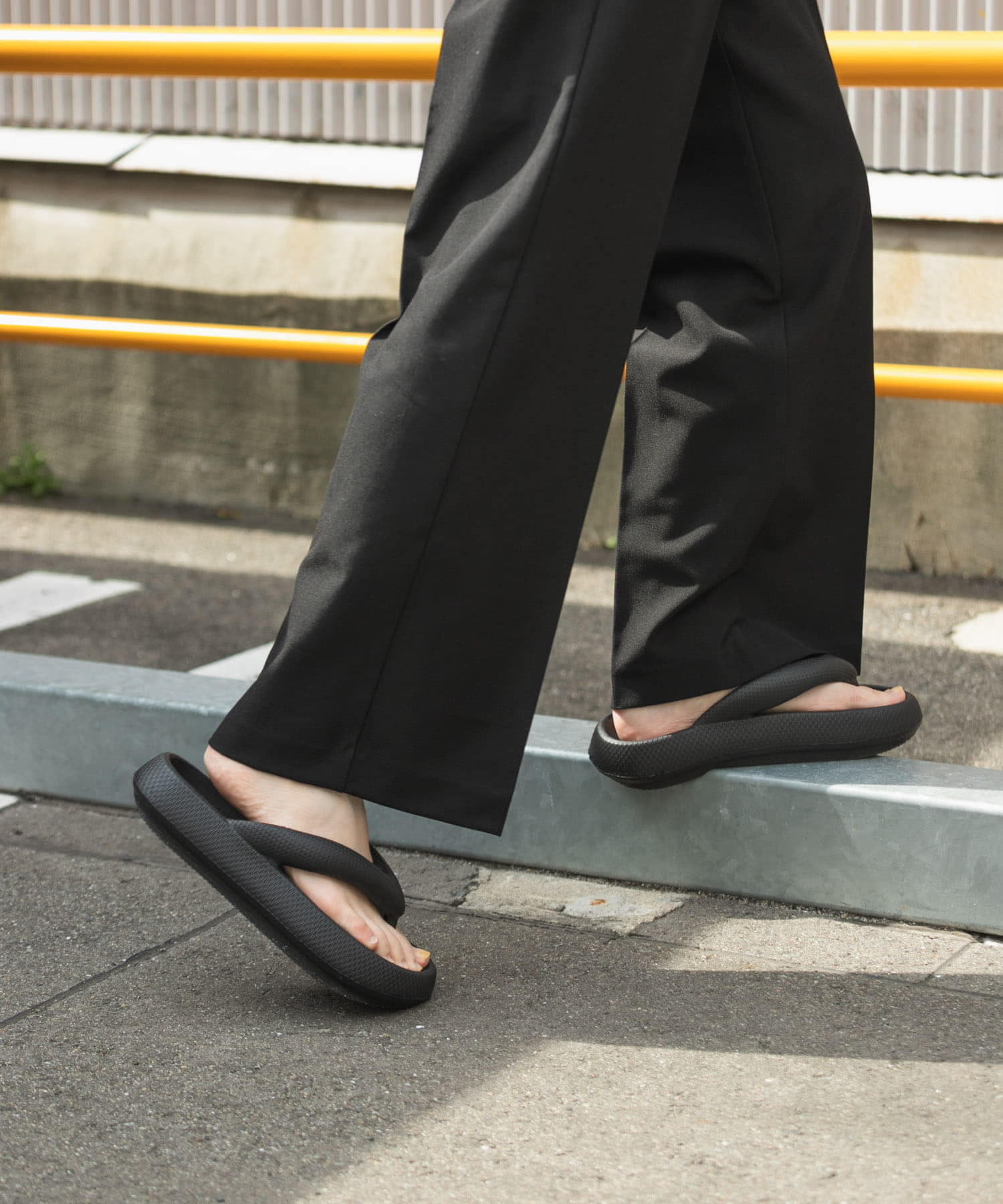 『WEB限定』トングクッションサンダル BLACK 24