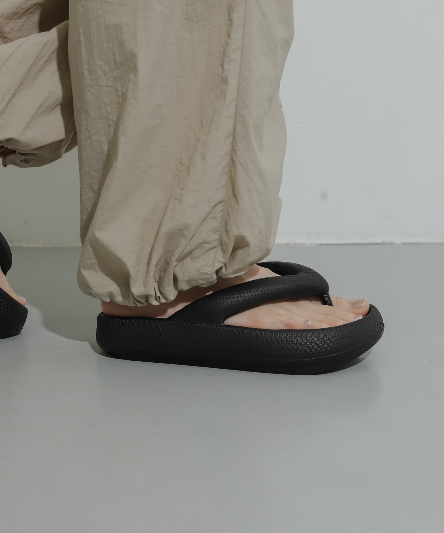 『WEB限定』トングクッションサンダル BLACK 24