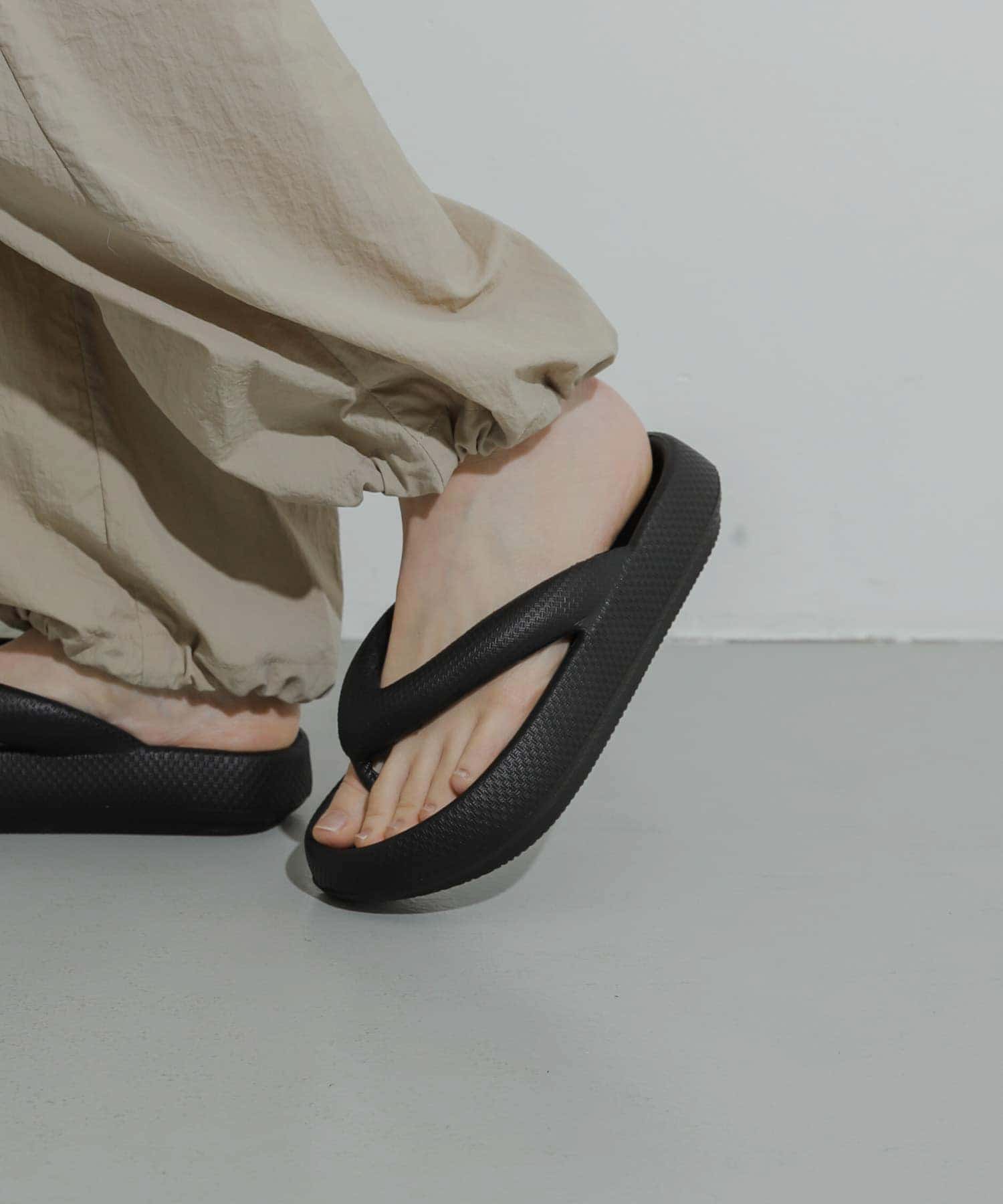 『WEB限定』トングクッションサンダル BLACK 25