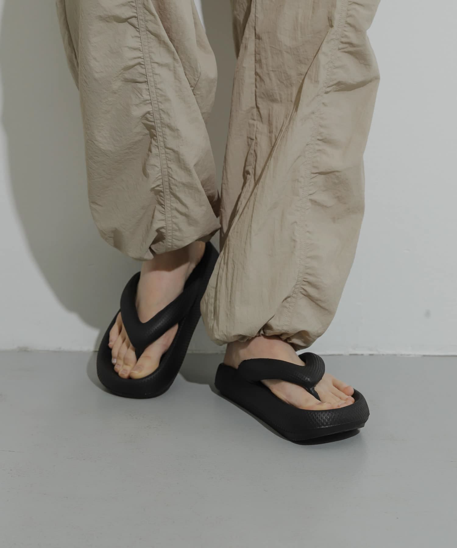 『WEB限定』トングクッションサンダル BLACK 25