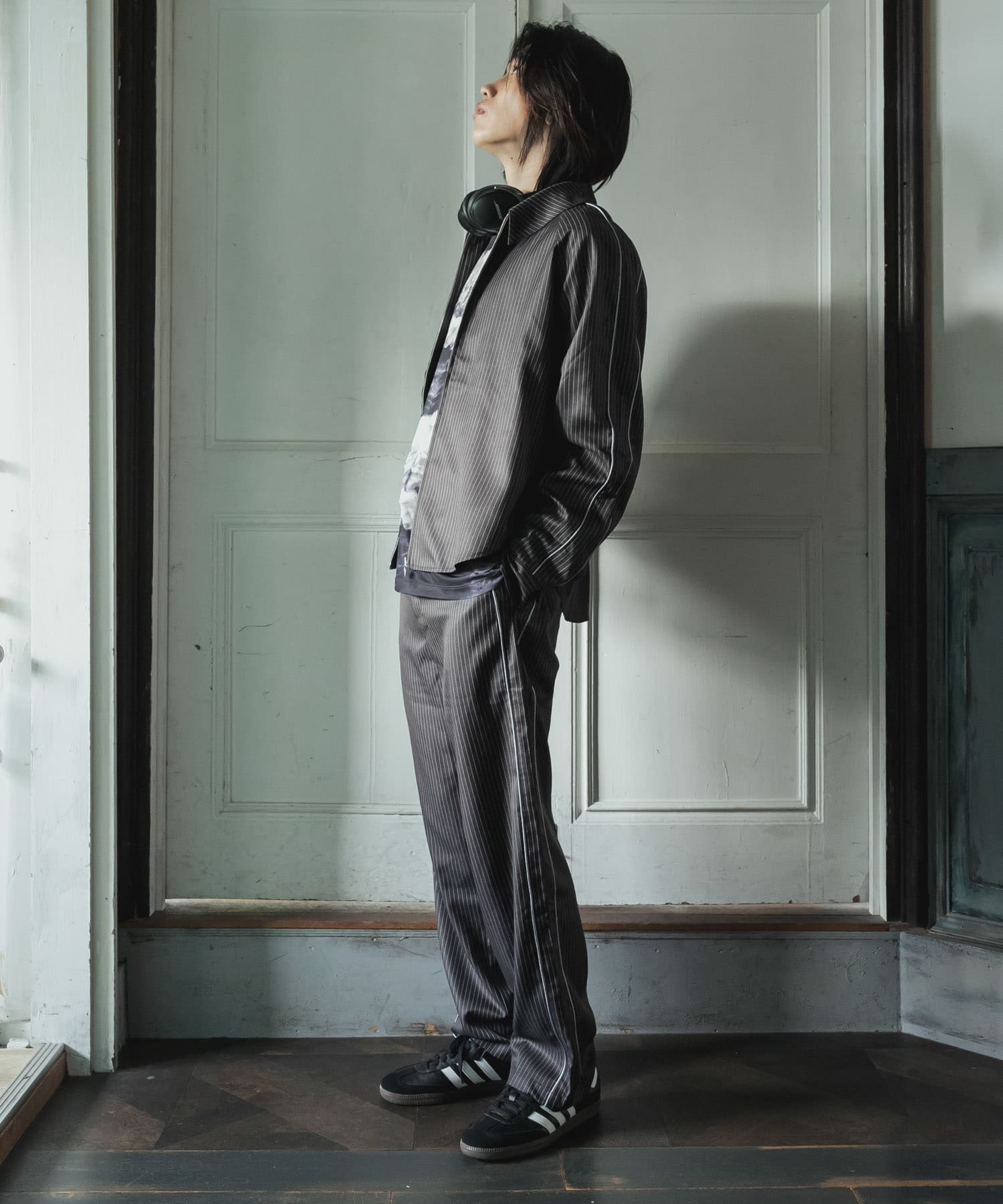 サイドラインピンストライプスラックス(M CHARCOAL): ボトム｜URBAN