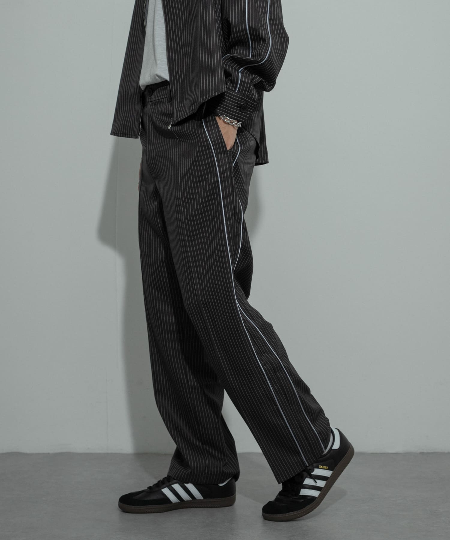 サイドラインピンストライプスラックス(M CHARCOAL): ボトム｜URBAN