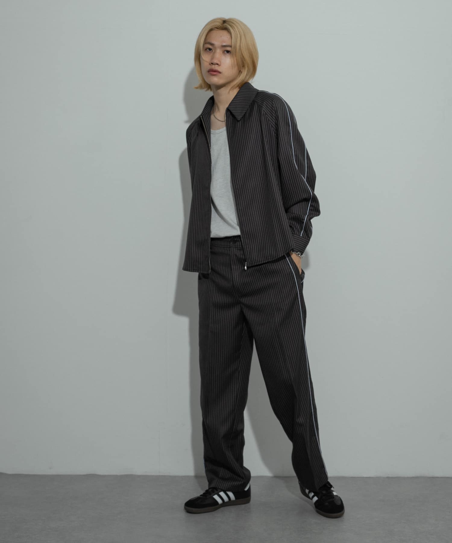 サイドラインピンストライプスラックス(M CHARCOAL): ボトム｜URBAN