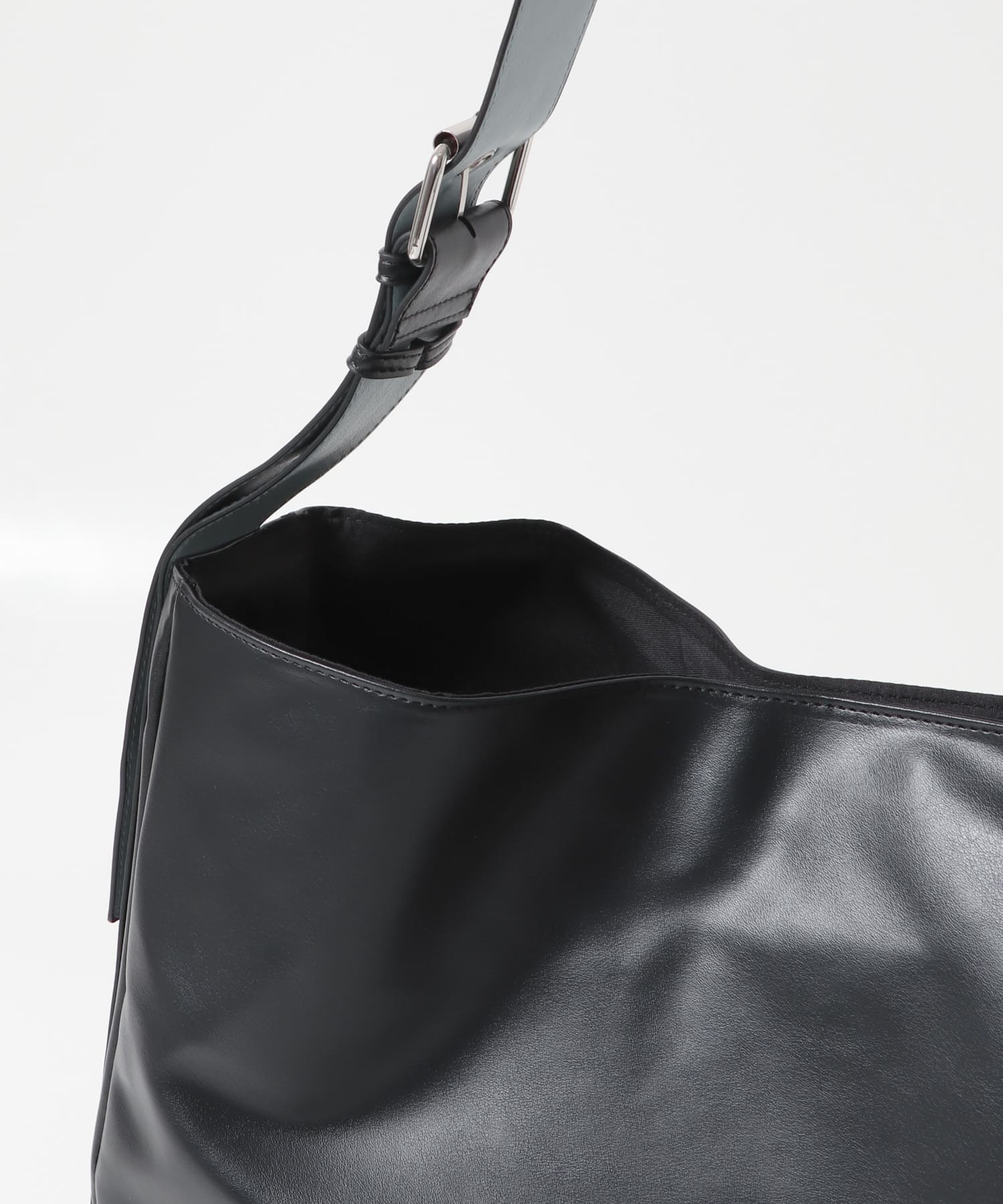 フェイクレザーベルテッドショルダー BLACK one