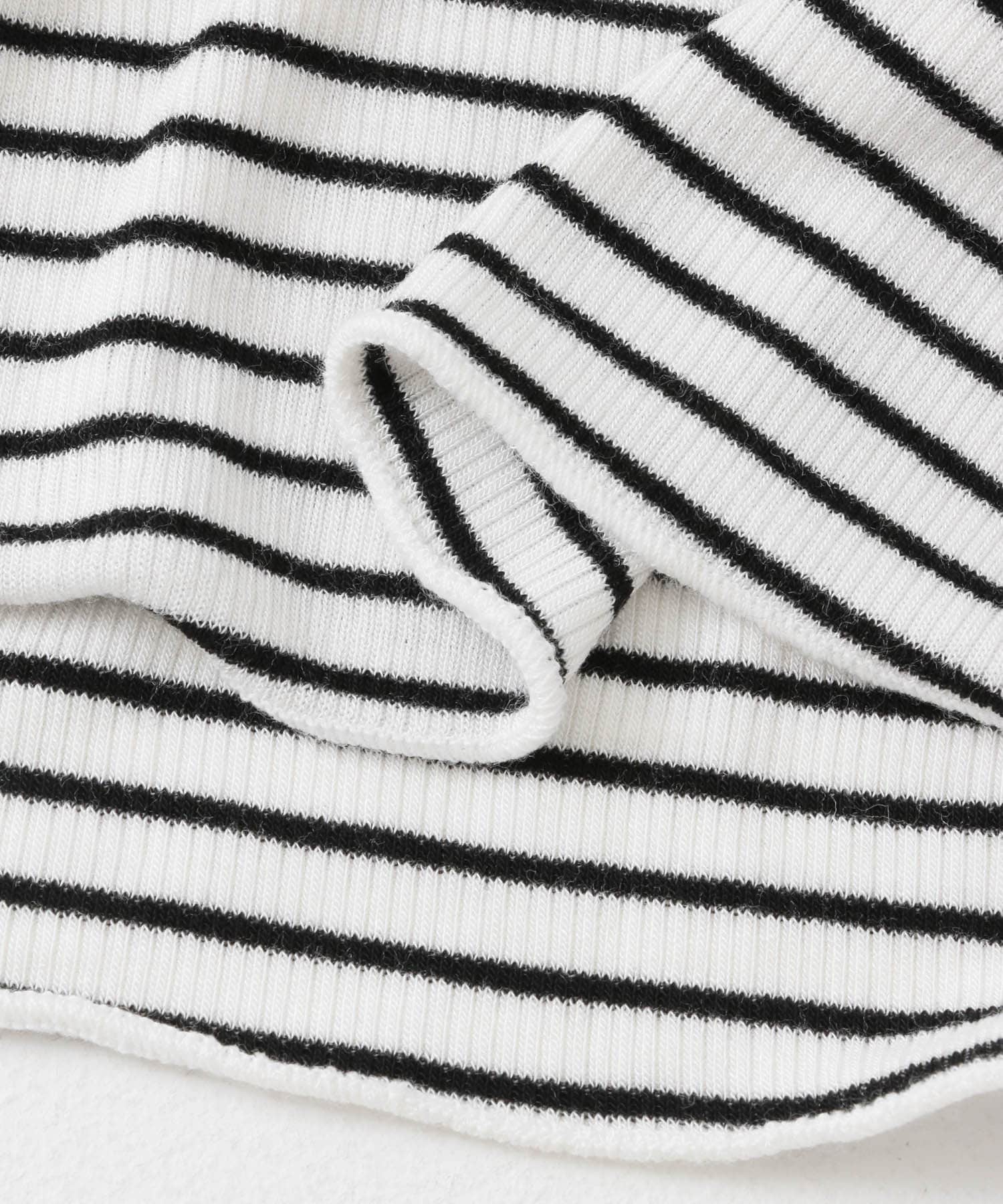 メローハイネックトップ WHT×BLK one