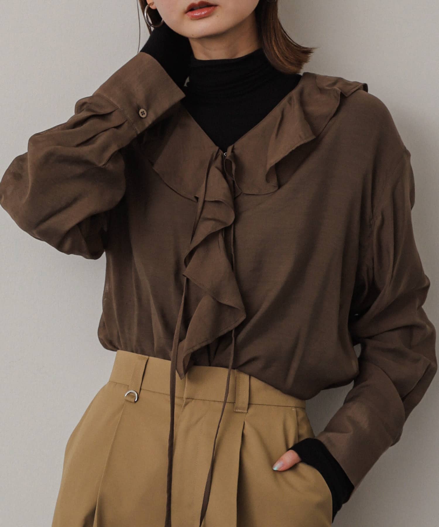 フリルカラーブラウス KHAKI one