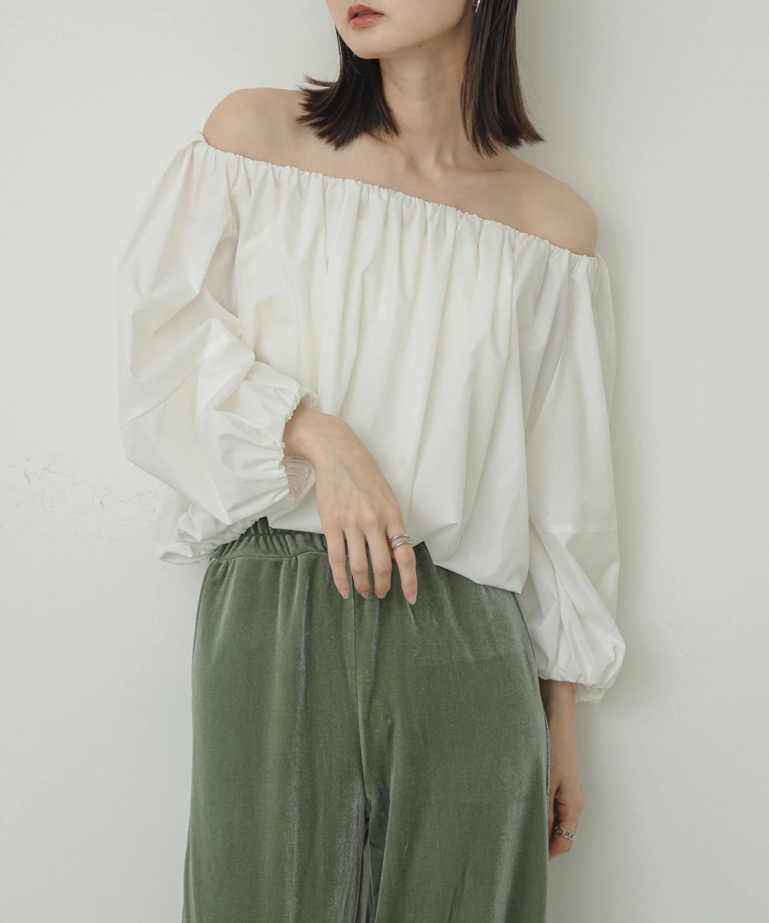 バルーンオフショルブラウス(one OFF WHITE): トップス｜URBAN