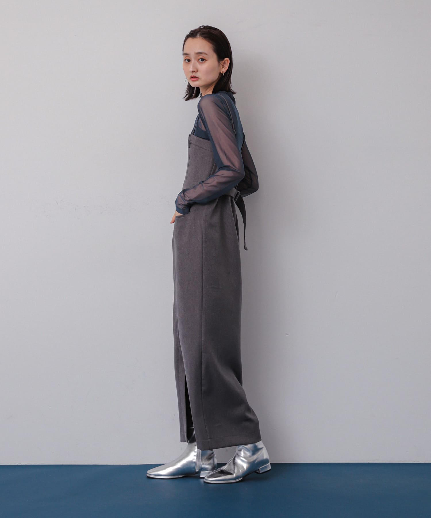 GRAY