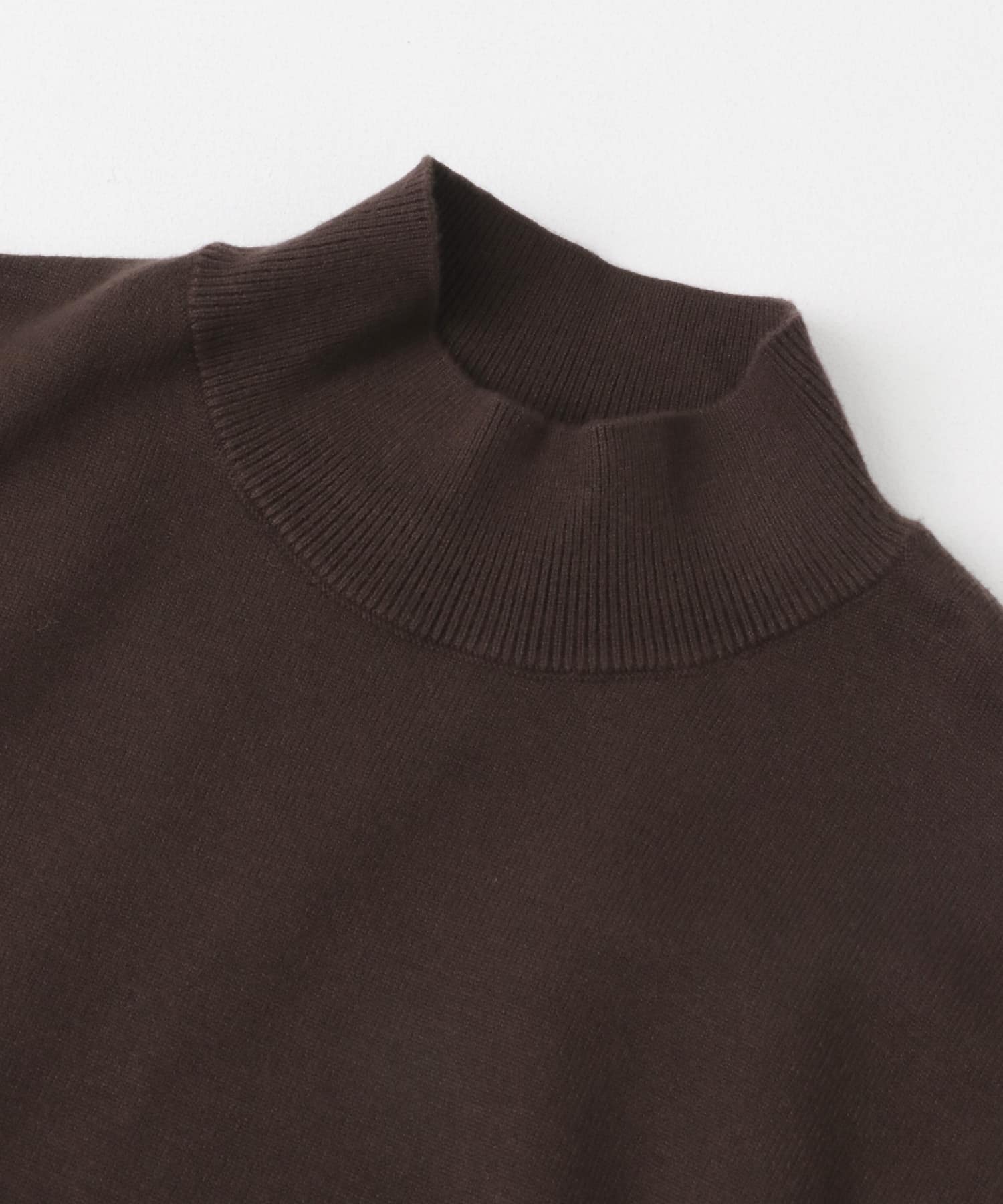 ストレッチモックネックニット BROWN M