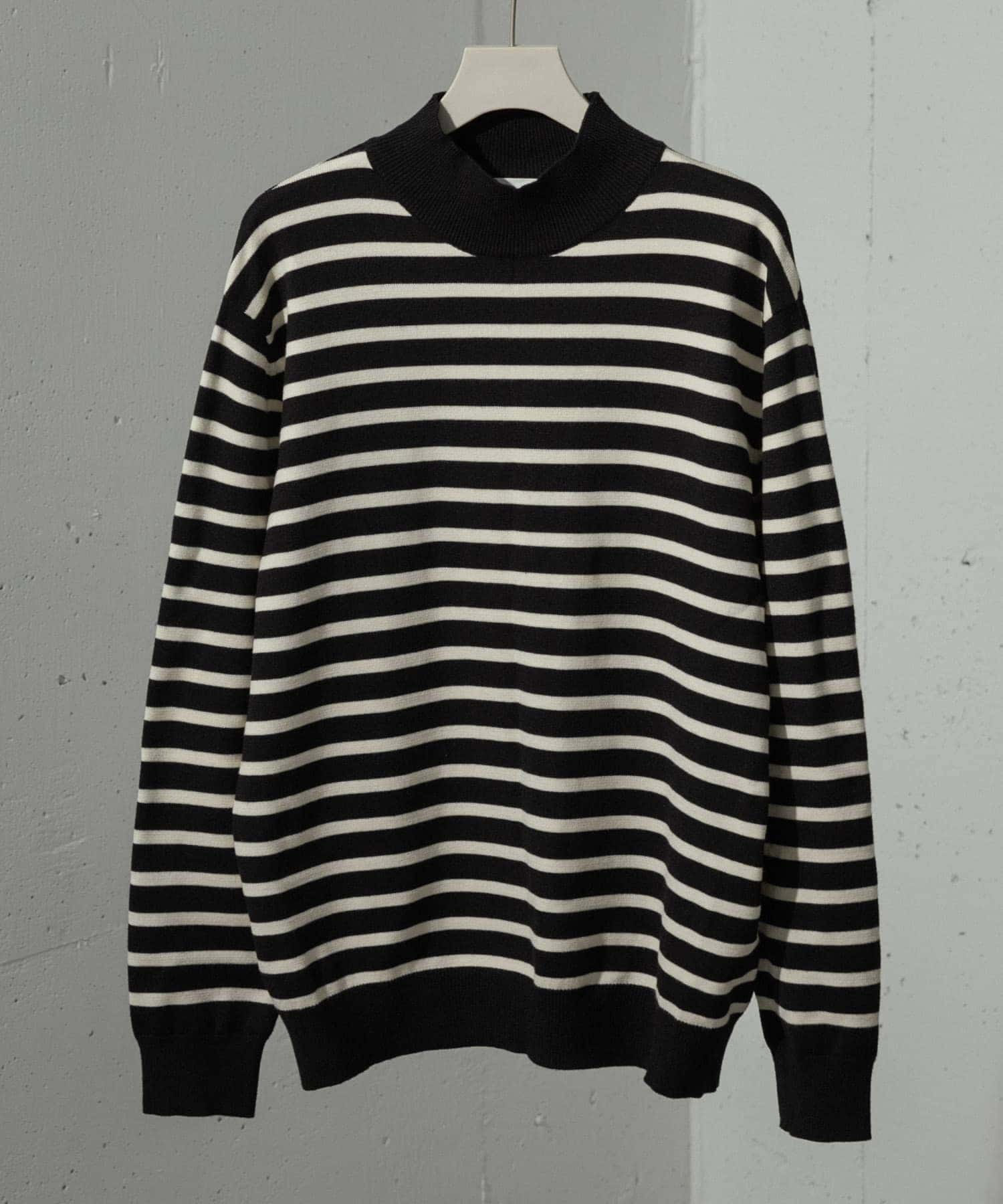 『ユニセックス』『洗濯可』ストレッチモックネックニット BLK×IVO L