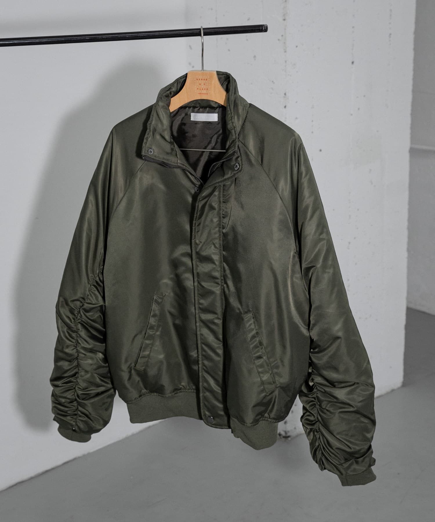 『ユニセックス』ナイロンギャザースタンドブルゾン OLIVE L