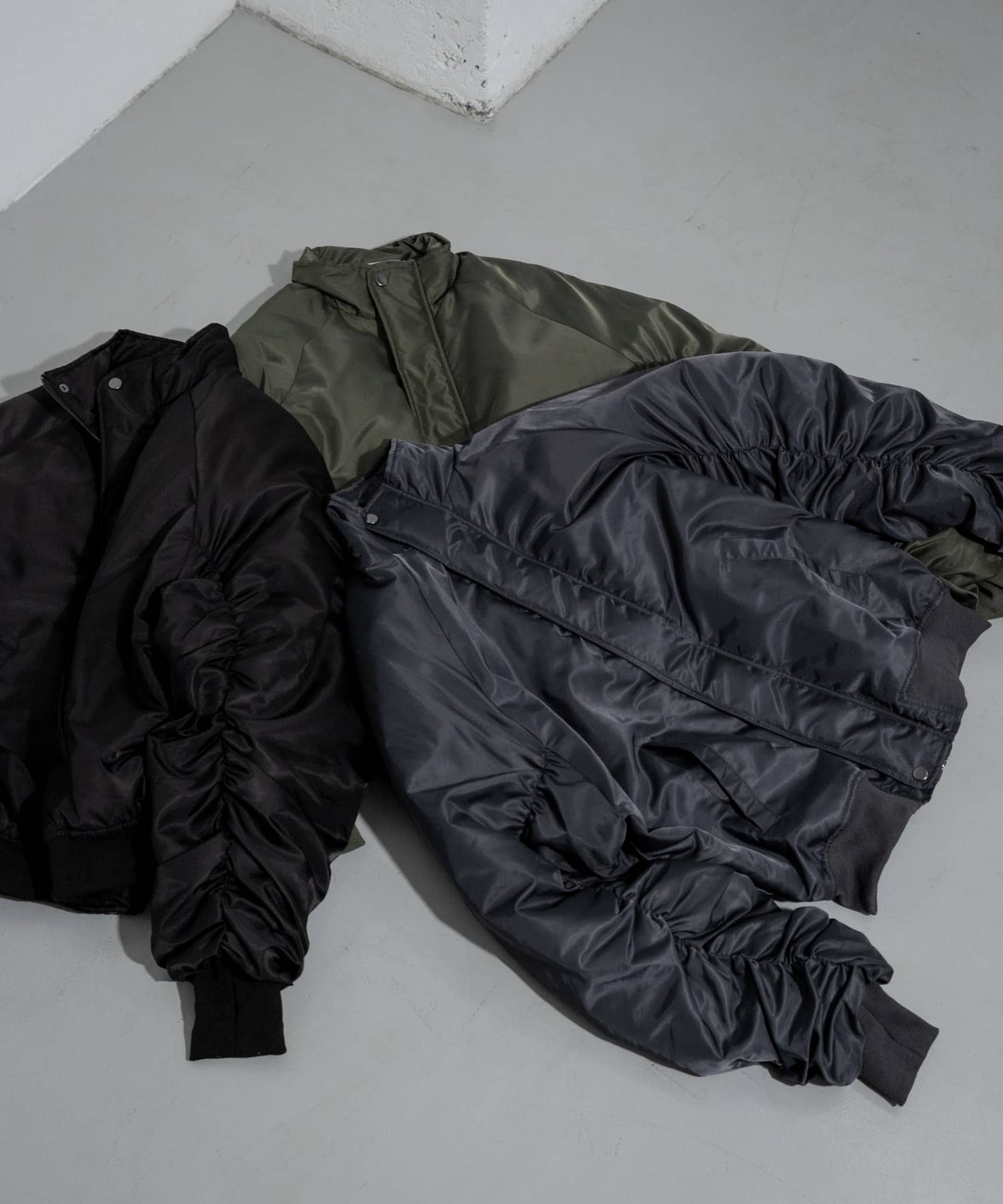 『ユニセックス』ナイロンギャザースタンドブルゾン GRAY L