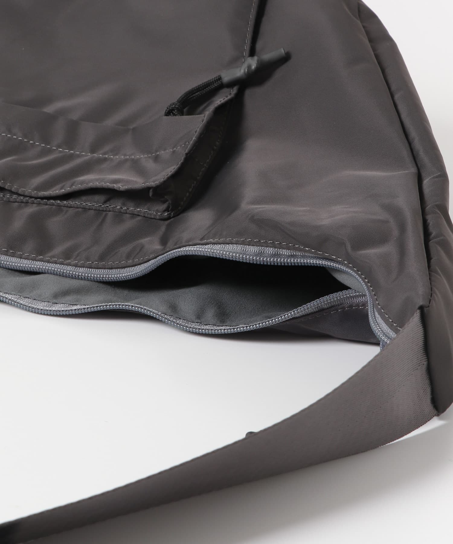 ナイロンボディバッグ CHARCOAL one