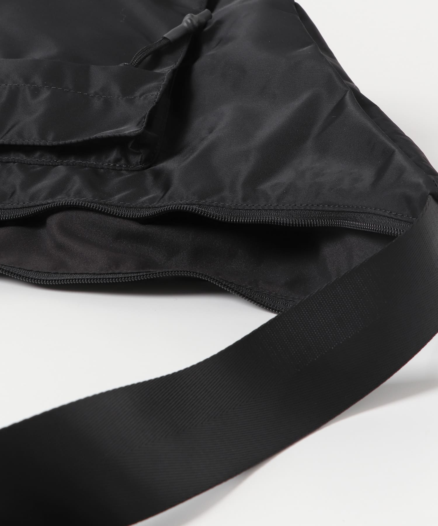 ナイロンボディバッグ BLACK one