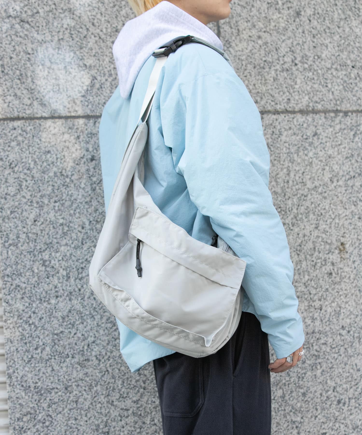 ナイロンボディバッグ GRAY one