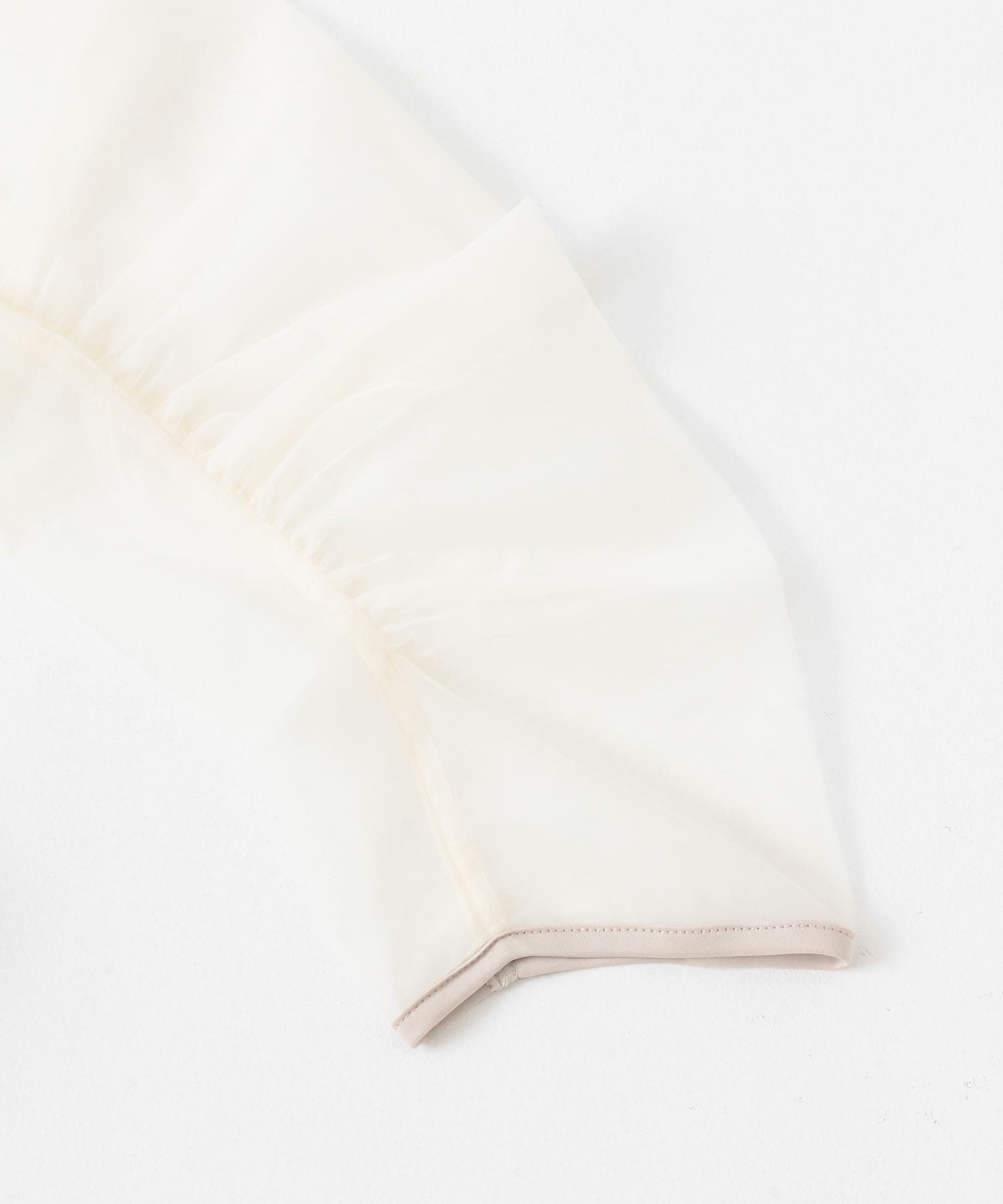 シャーリングチュールトップ IVORY one