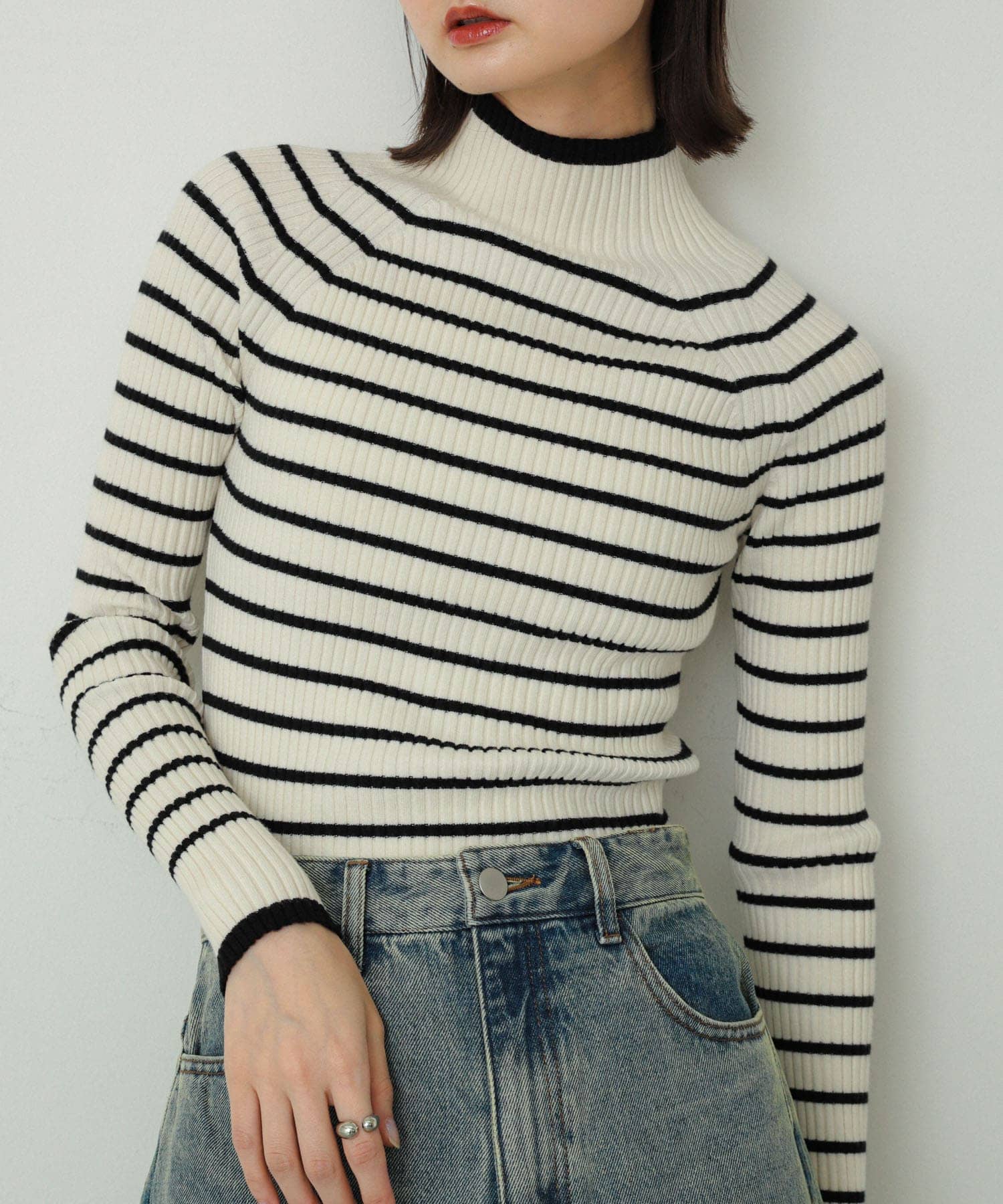 ストレッチリブハイネックセーター(One WHT×BLK): トップス｜URBAN