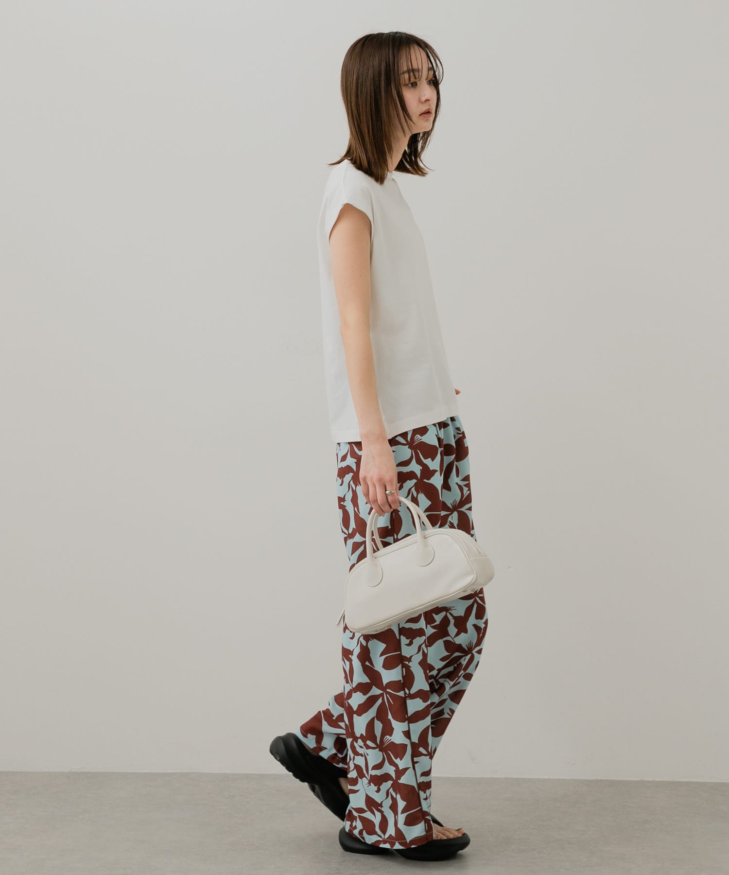 ラウンドスクエアボストンバッグ IVORY one