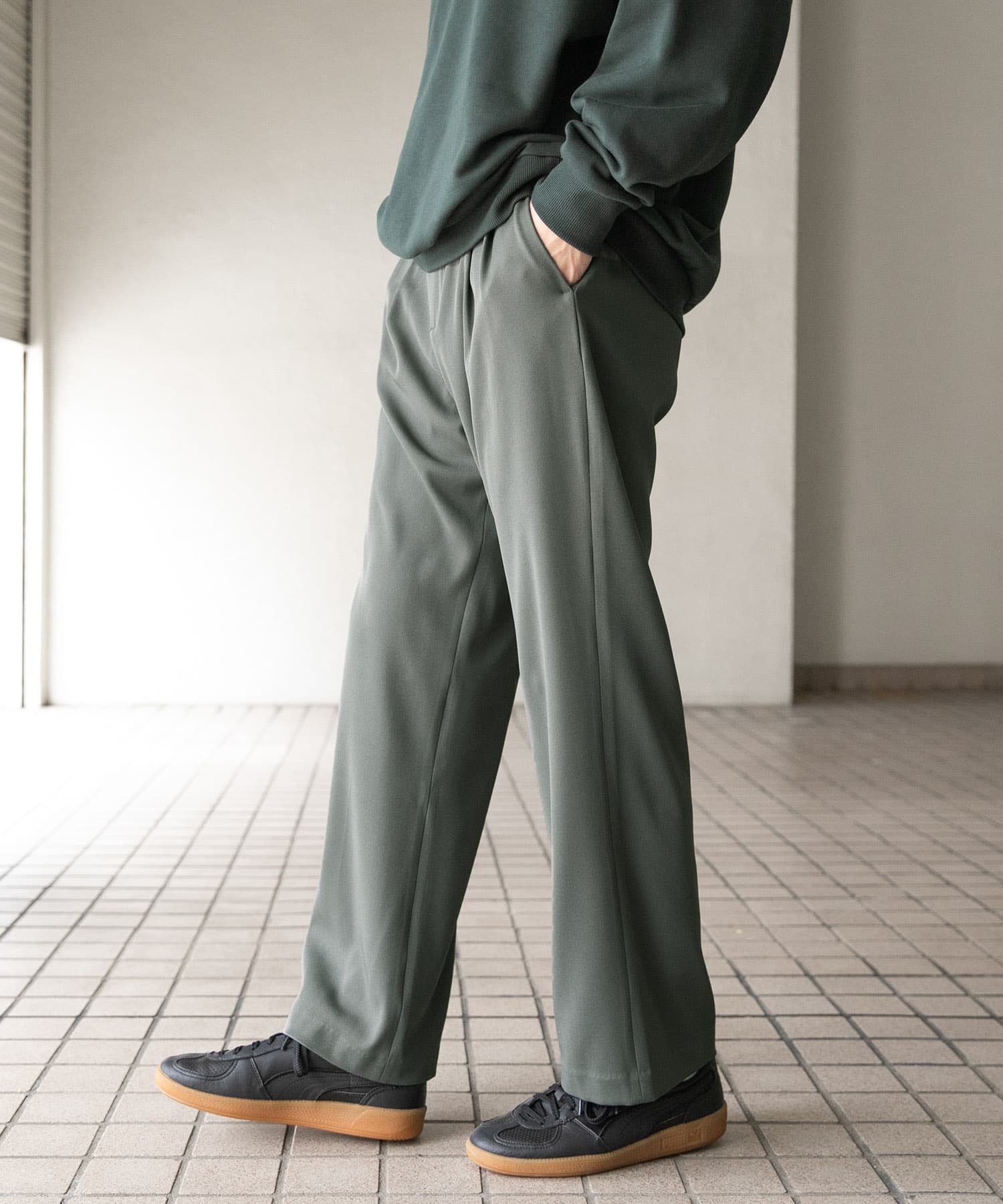 ストレッチテーパードスラックス