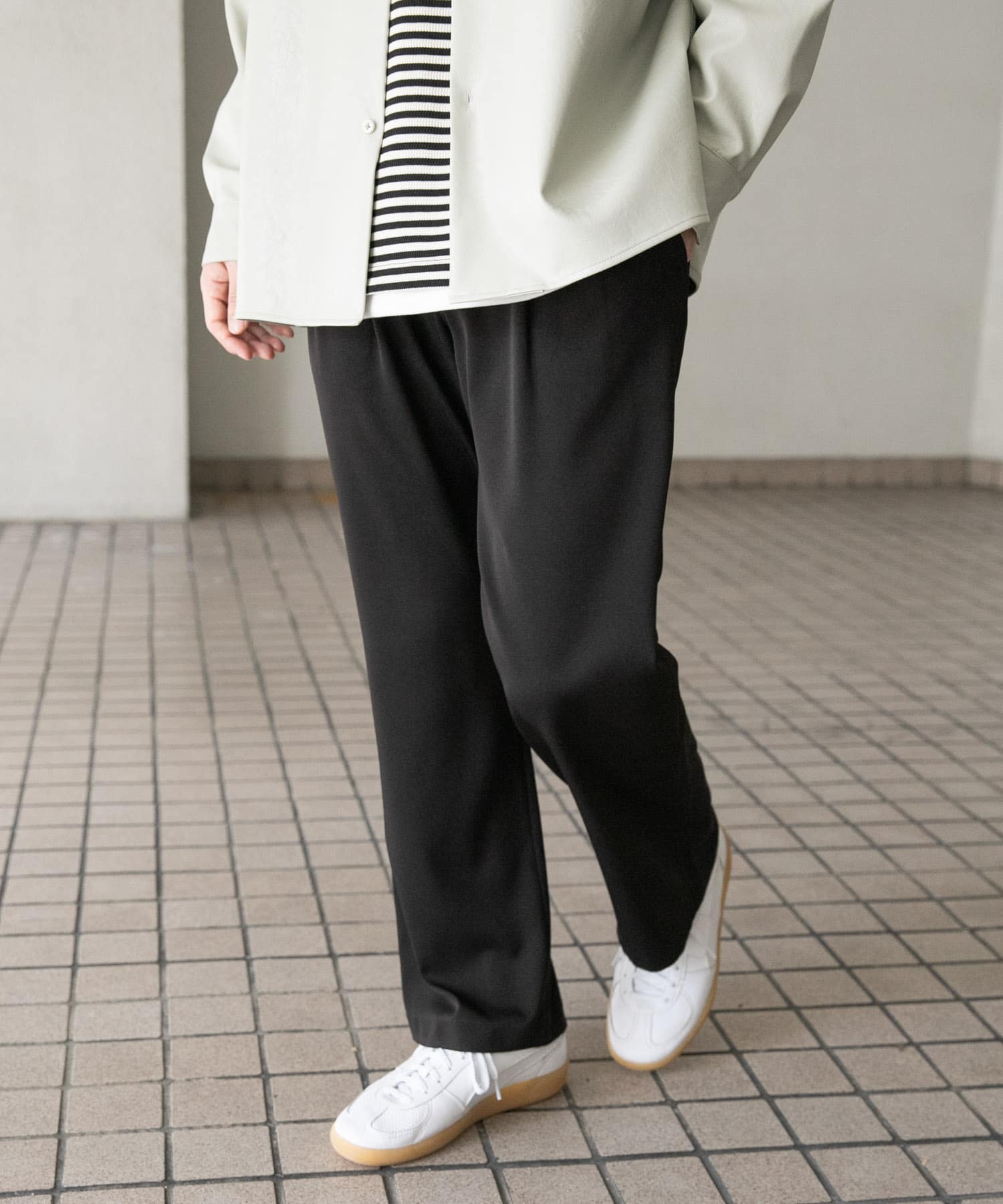 ストレッチテーパードスラックス
