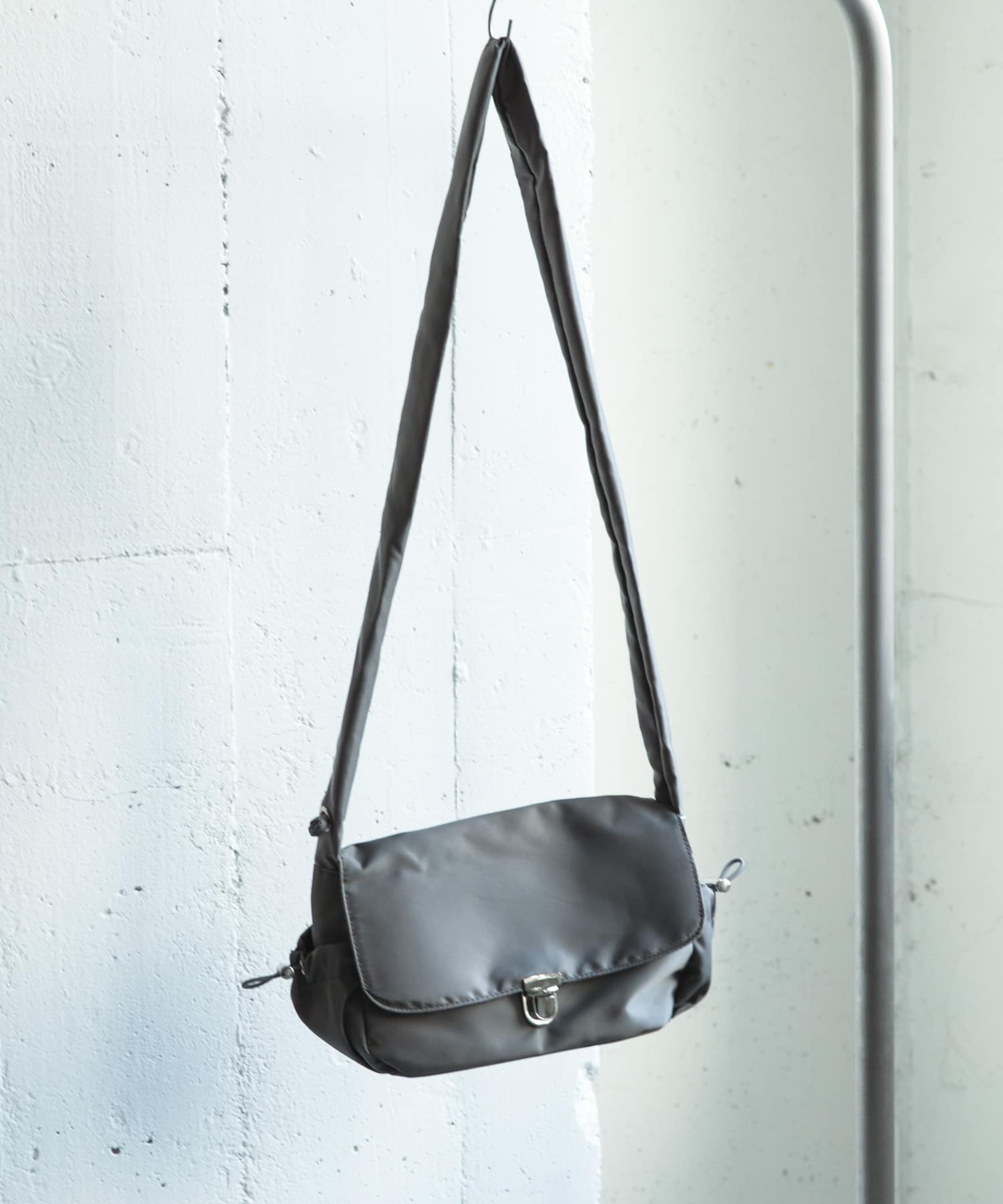 ナイロンフラップショルダーバッグ