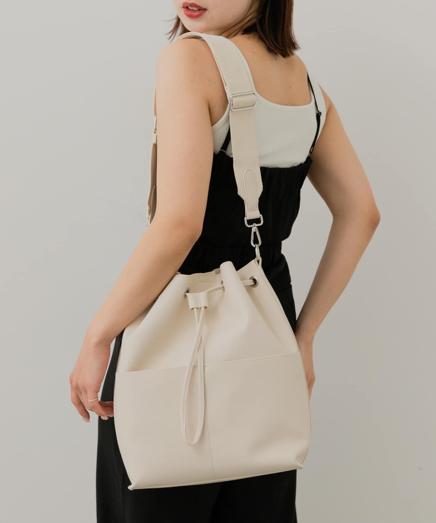 アウトポケットバケットバッグ IVORY one