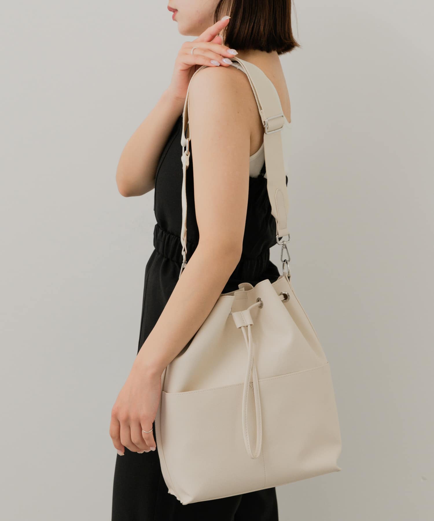 アウトポケットバケットバッグ IVORY one