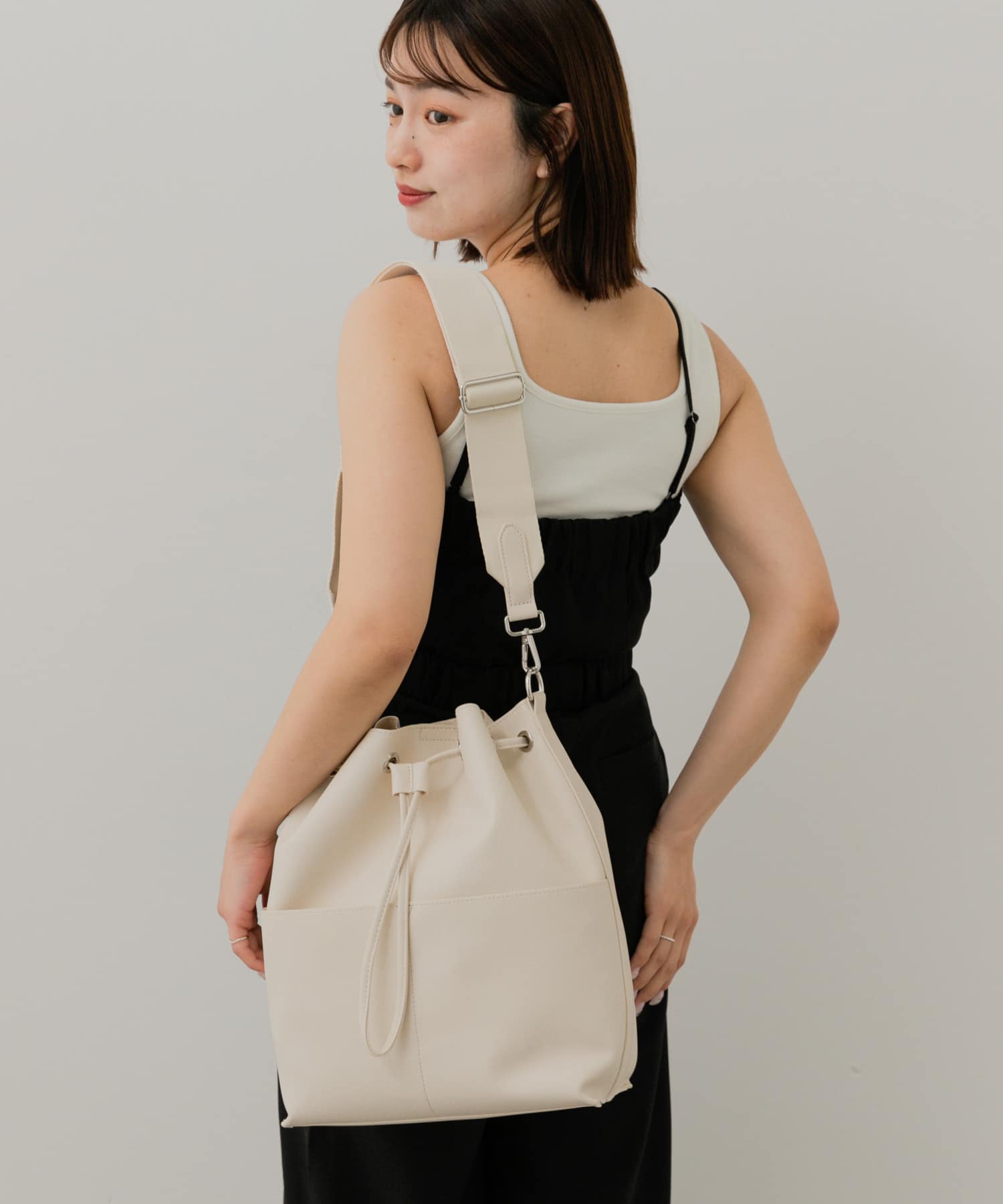 アウトポケットバケットバッグ IVORY one