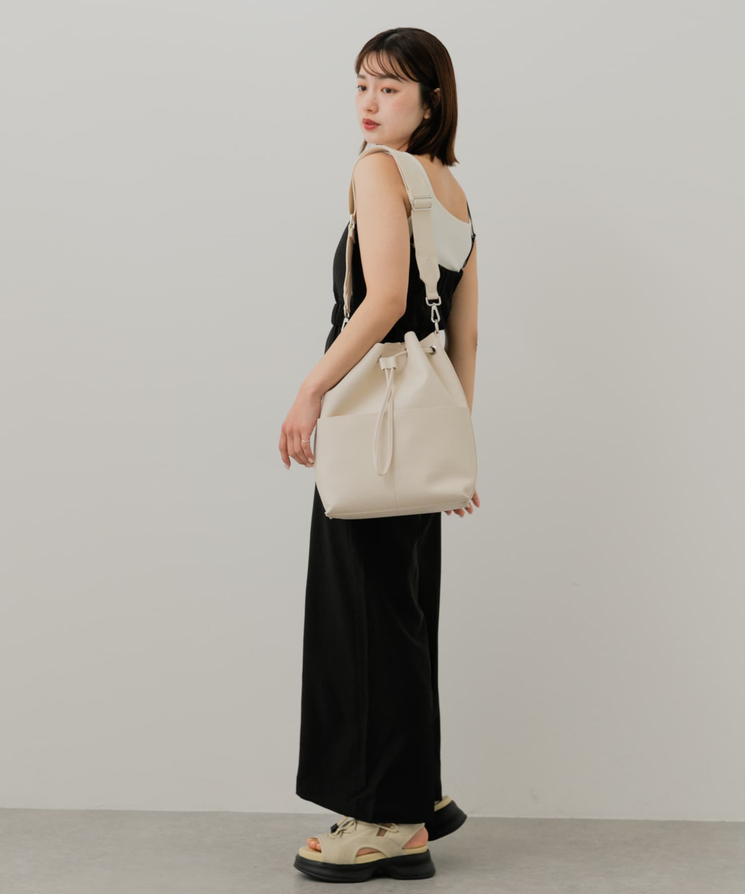 アウトポケットバケットバッグ IVORY one
