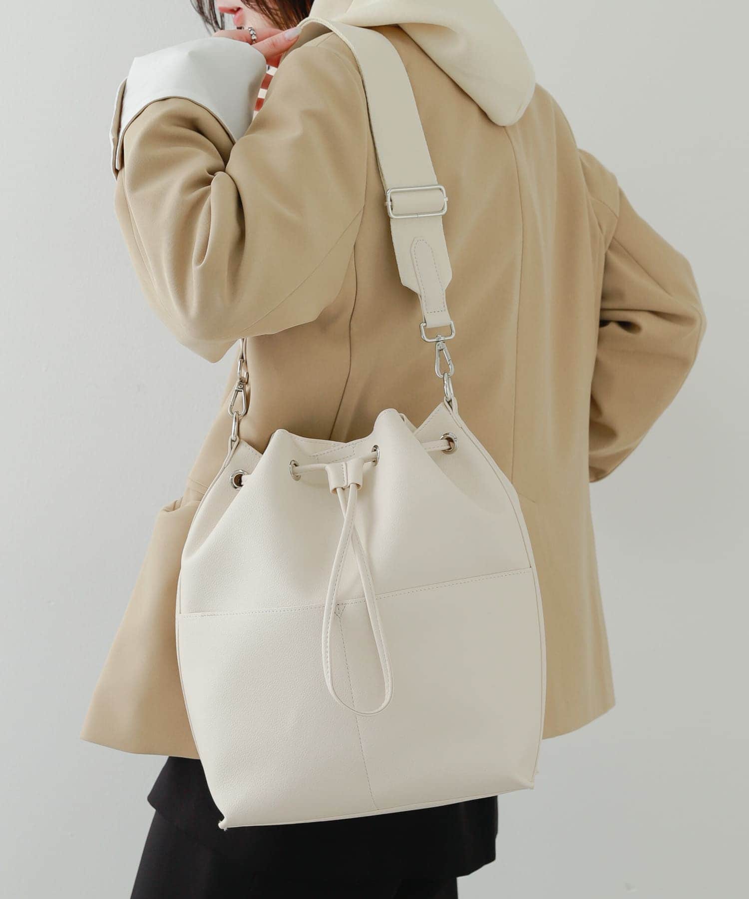 アウトポケットバケットバッグ IVORY one