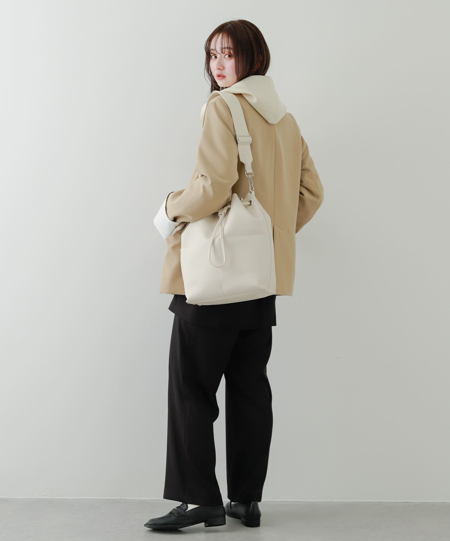 アウトポケットバケットバッグ IVORY one