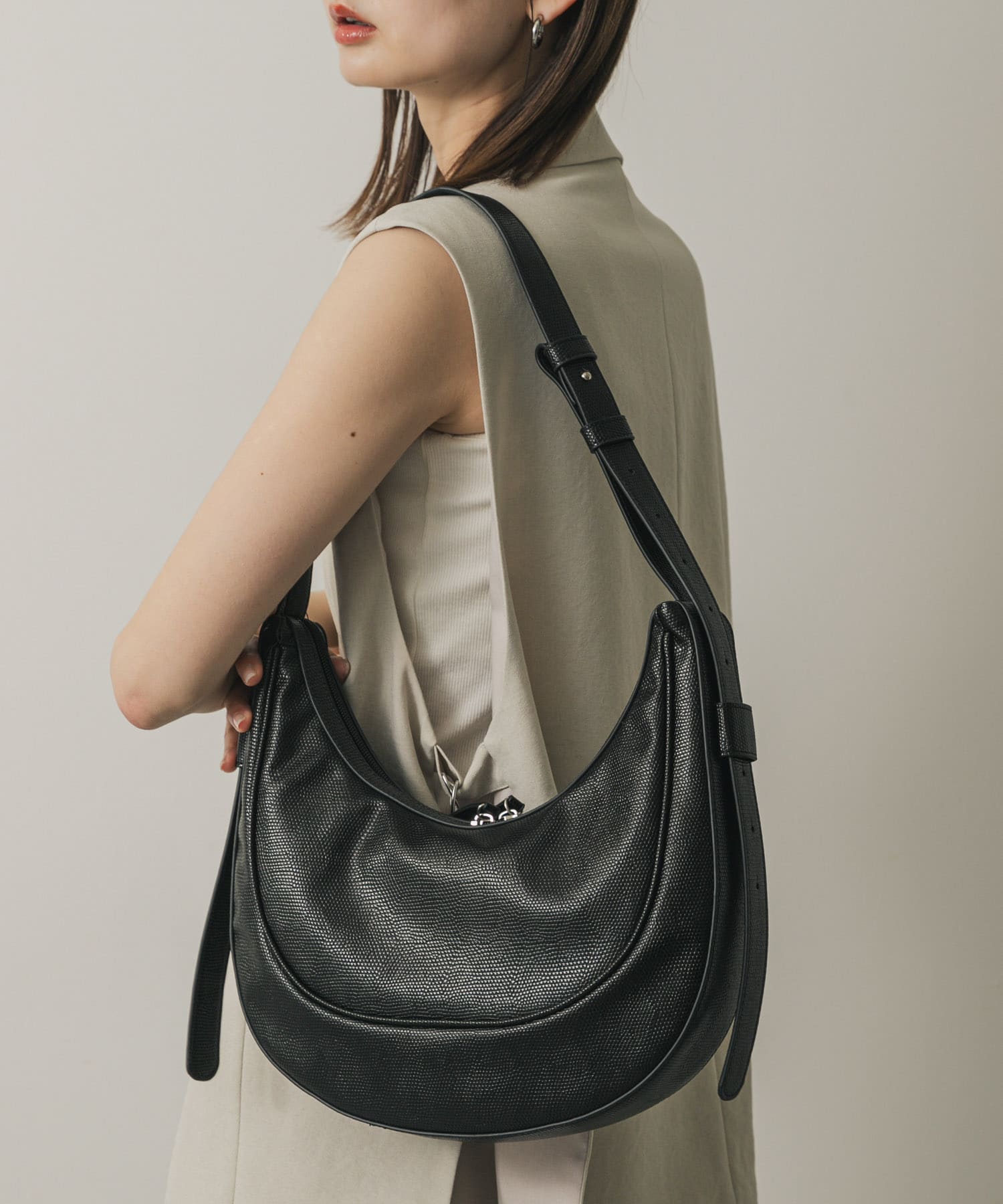 ハーフムーンバッグ BLACK one