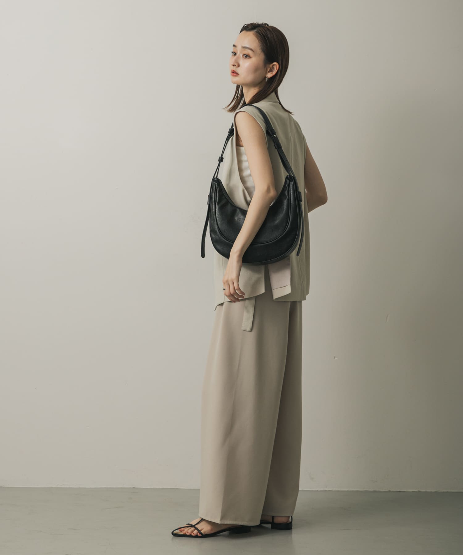 ハーフムーンバッグ BLACK one