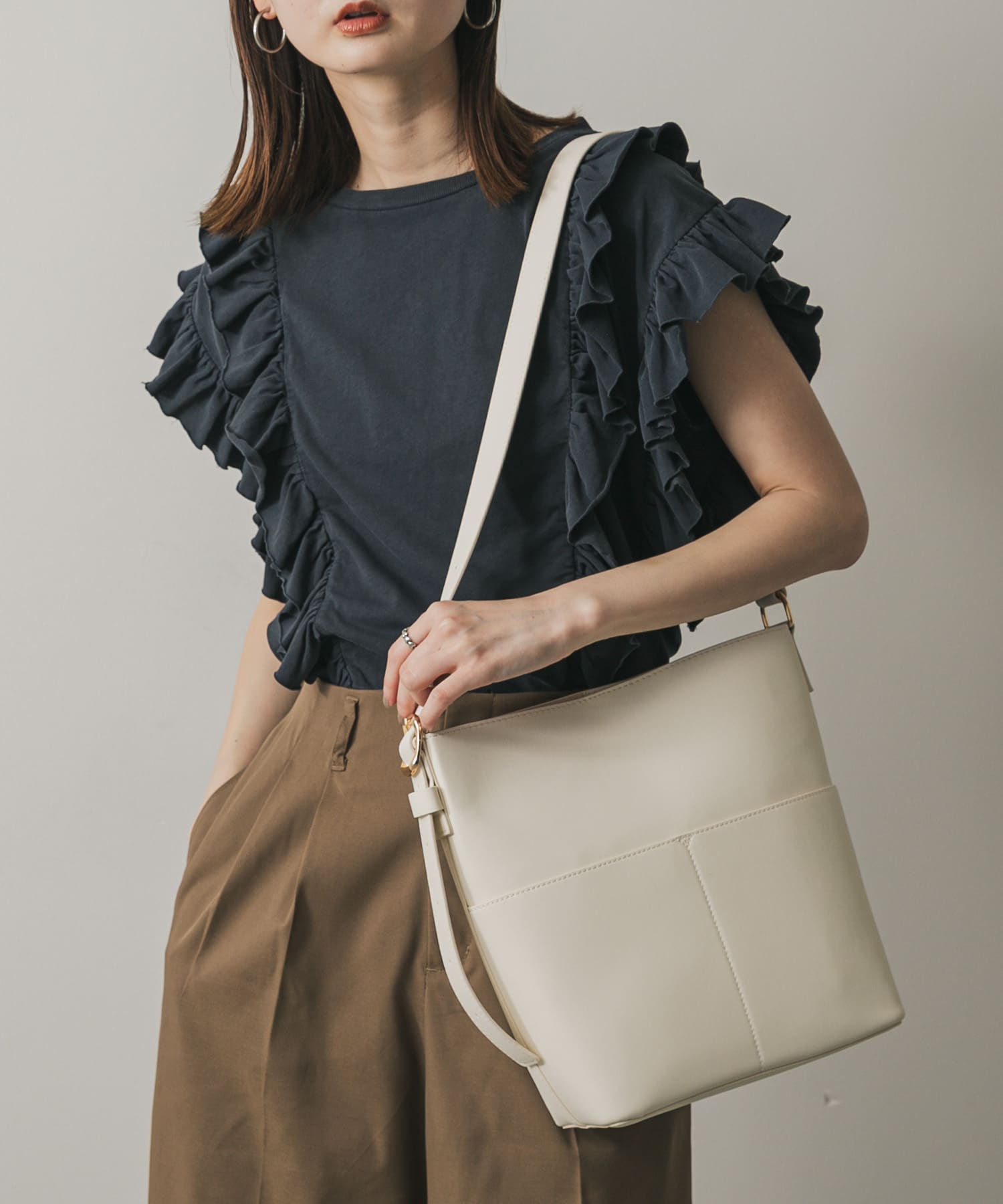 『防汚』アウトポケットショルダーバッグ IVORY one