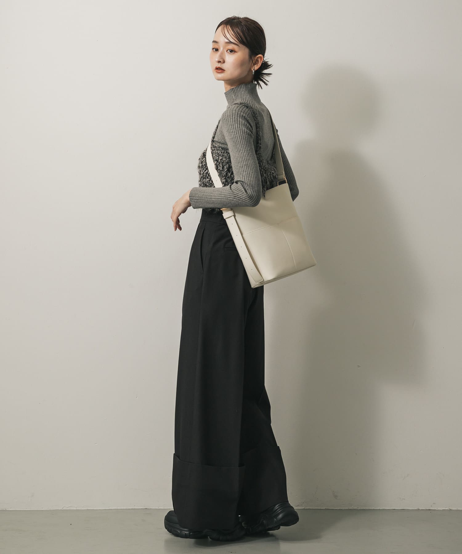 『防汚』アウトポケットショルダーバッグ IVORY one